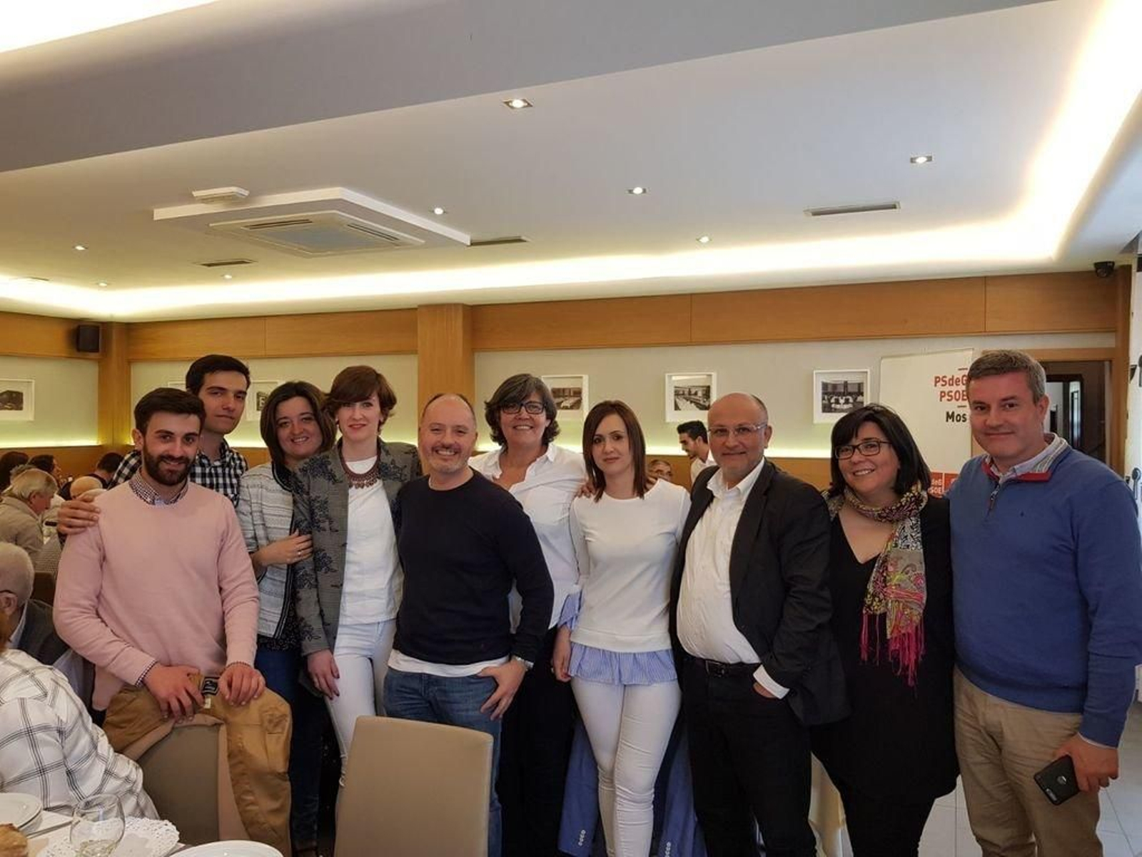 Regades con compañeros de Mos y cargos del PSOE en la comarca.