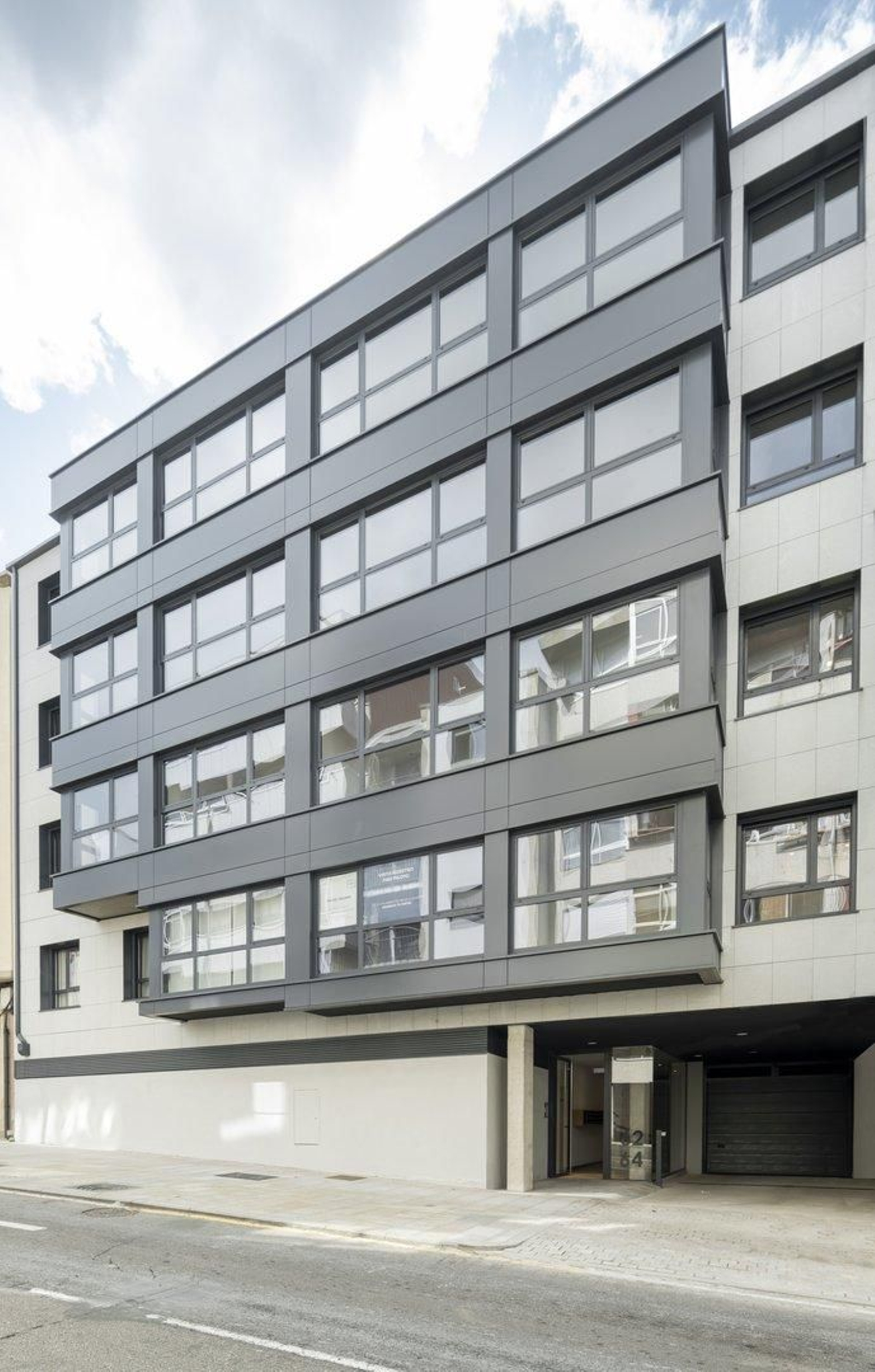 Edificio en la calle Sanjurjo Badía.