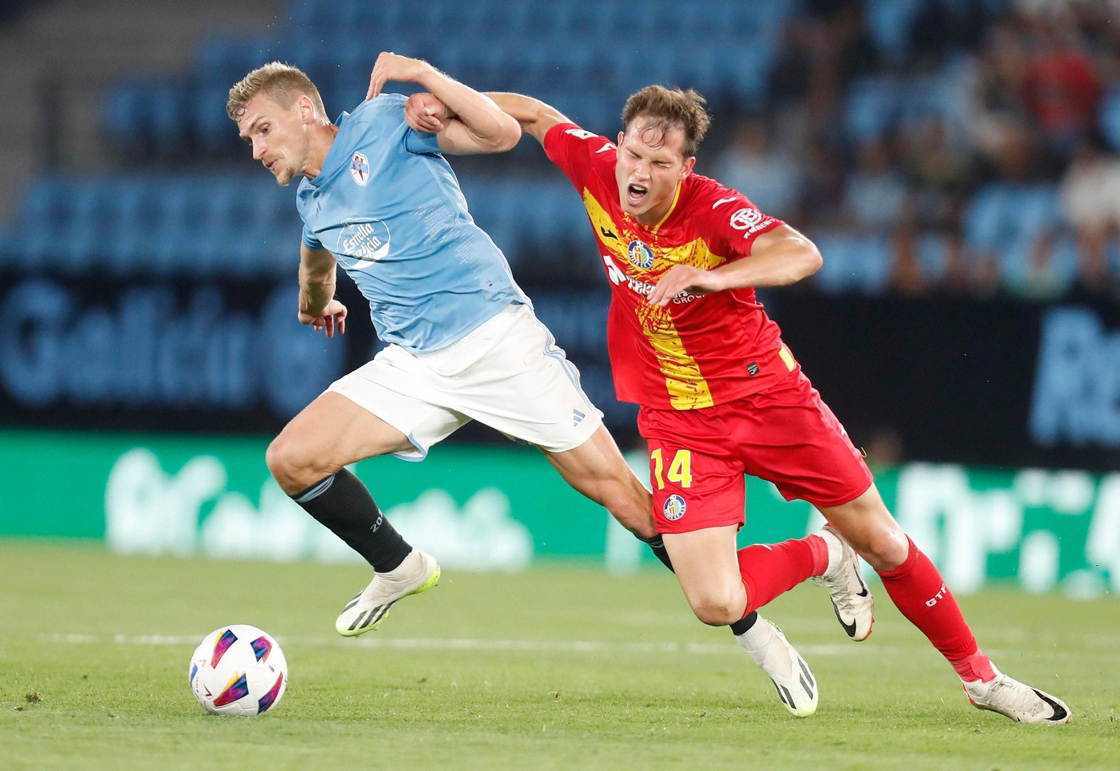 Jugada defensiva de Starfelt.