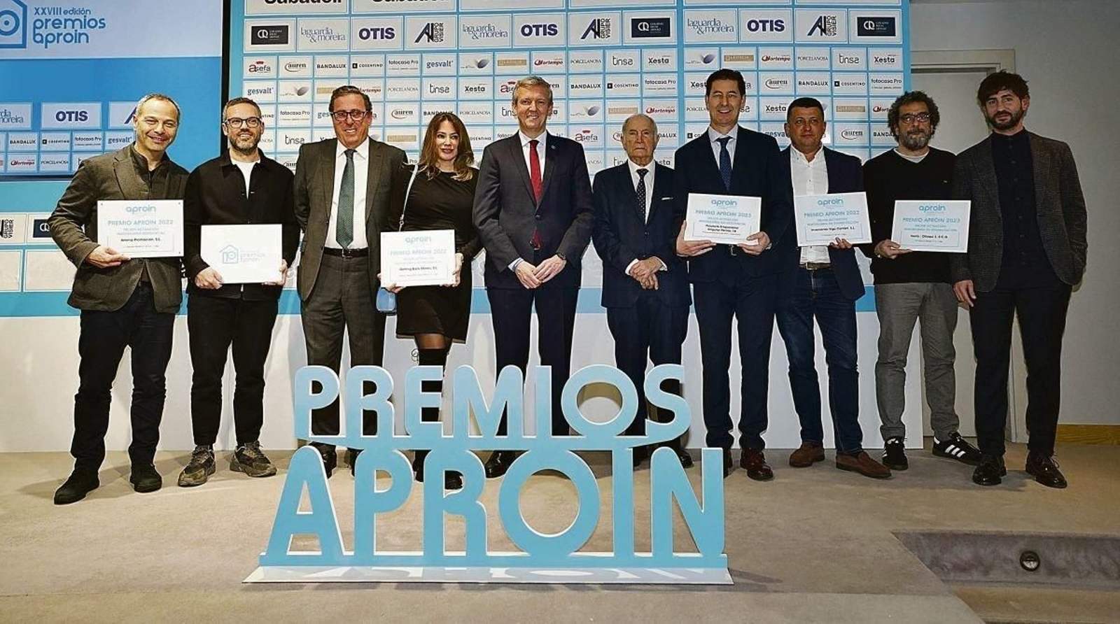 Los promotores de los seis edificios galardonados con los premios Aproin posan con el presidente de la asociación Javier Garrido, Alfonso Rueda y Luis Espada.