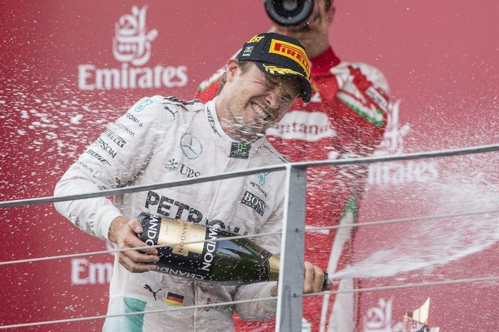 Nico Rosberg celebra su victoria en el podio del Gran Premio de Europa, disputado en Bakú.