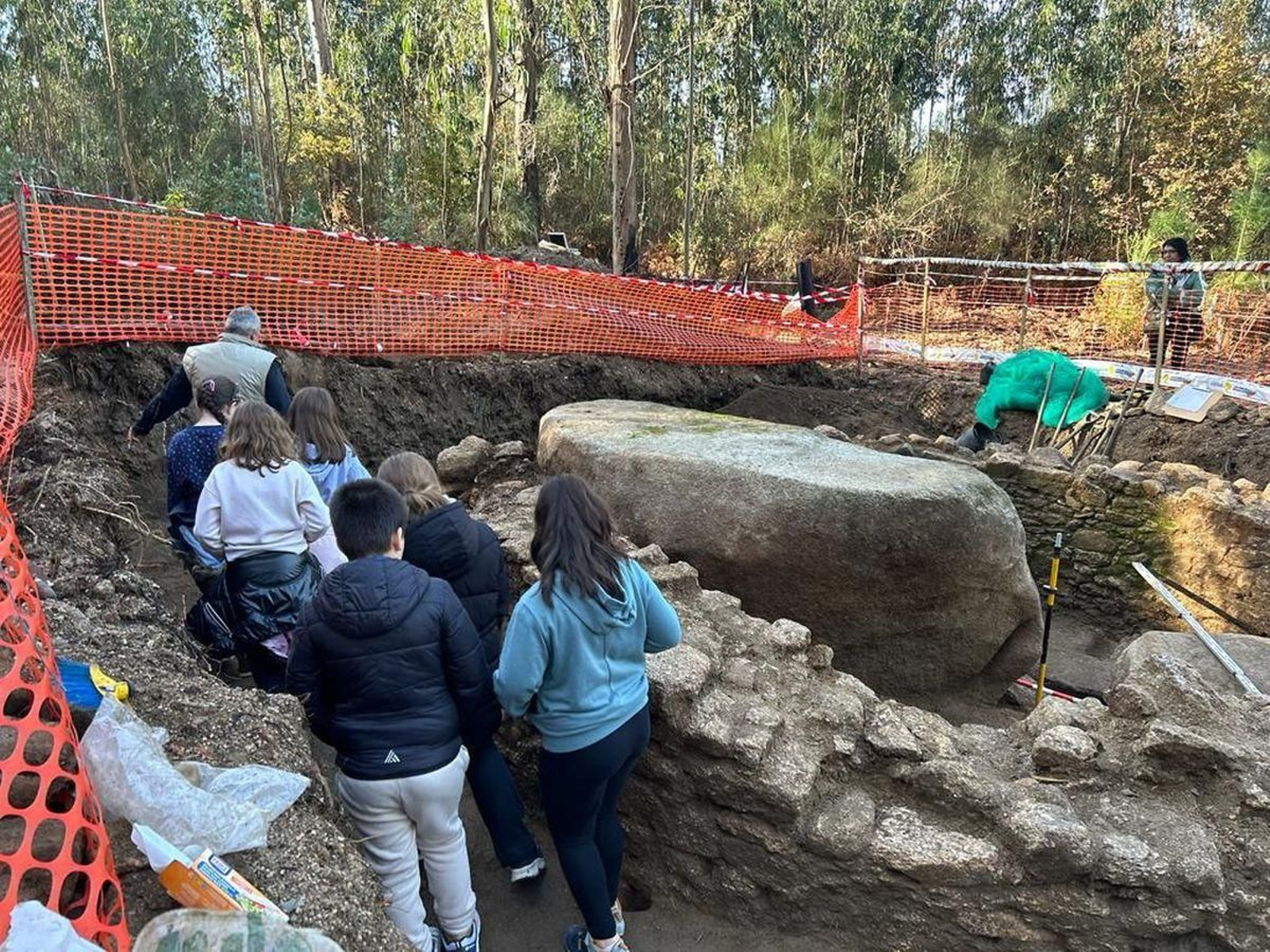 Un grupo de escolares de Salvaterra descubriendo el singular yacimiento castreño de Soutolobre.