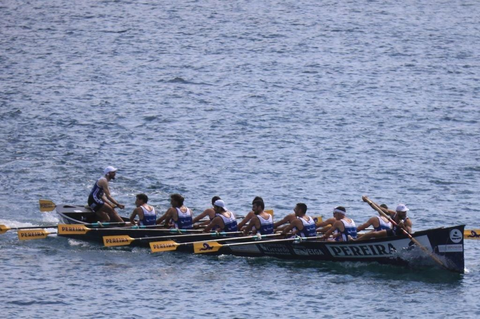 A tripulación de Tirán Pereira, segunda onte, prepárase para tomar unha baliza.