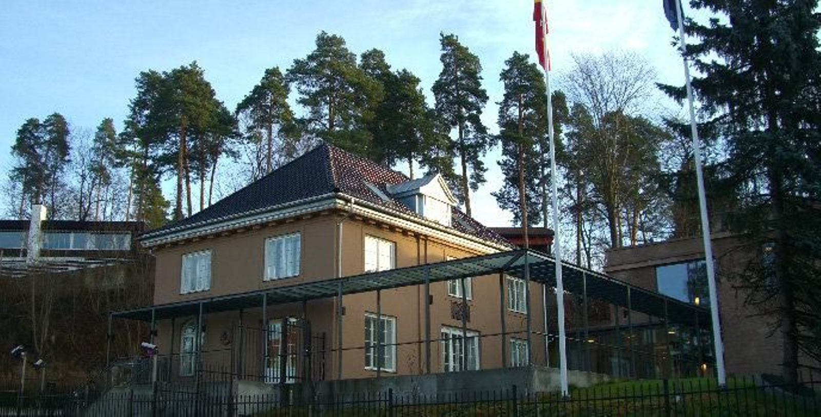 Un conflicto salarial en la embajada española en Oslo acaba con la suspensión de un festival cultural.