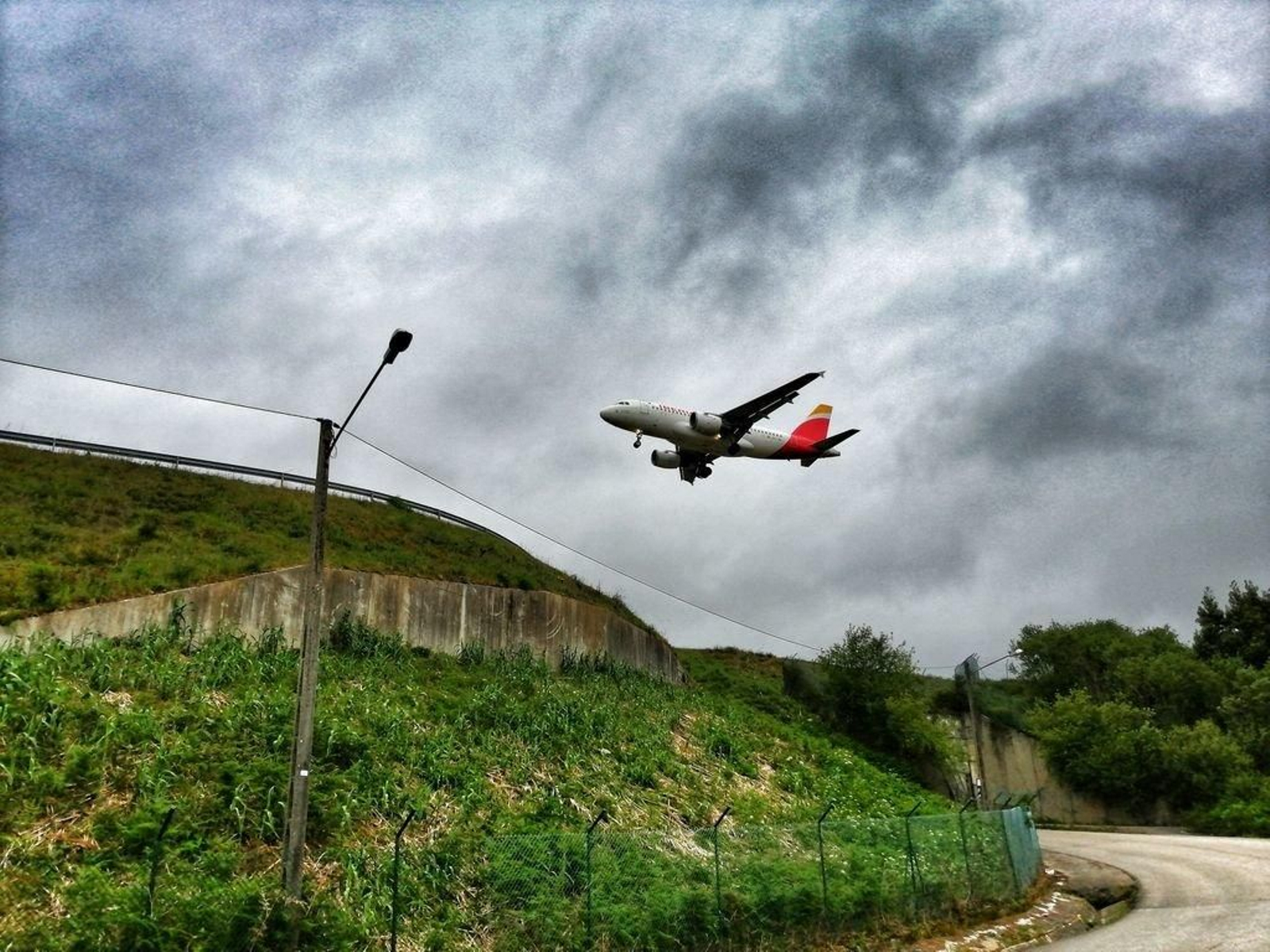 Un avión de Iberia aterrizando en Peinador esta semana.