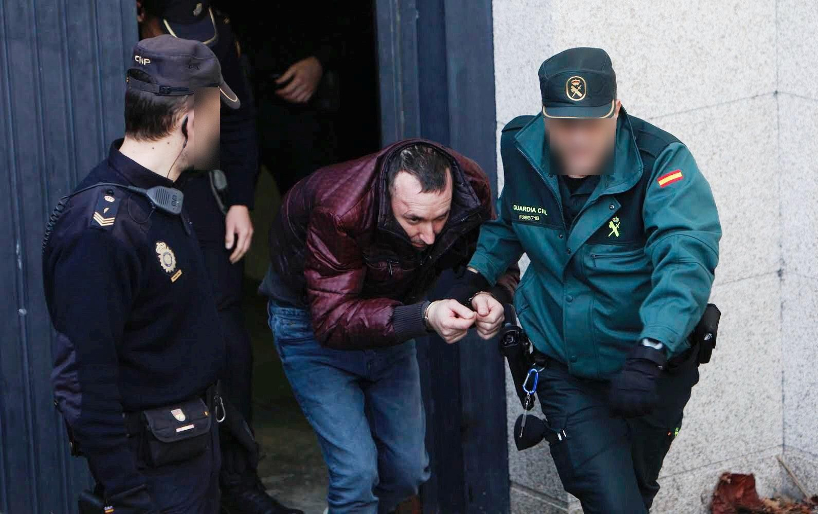 Manuel, ayer, a su salida de los juzgados de Vigo, tras declarar ante el juez instructor. // Lanfoco