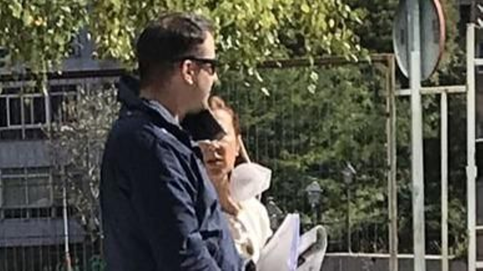 Santórum junto a su abogada el domingo a las puertas del juzgado vigués.