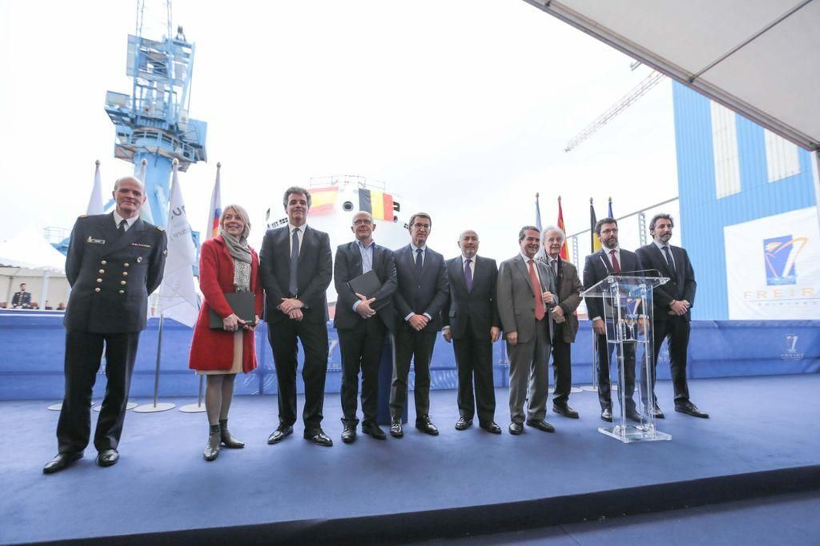 Las autoridades belgas, junto a Feijóo, Losada y Caballero, en la foto de familia tras la celebración de la botadura.
