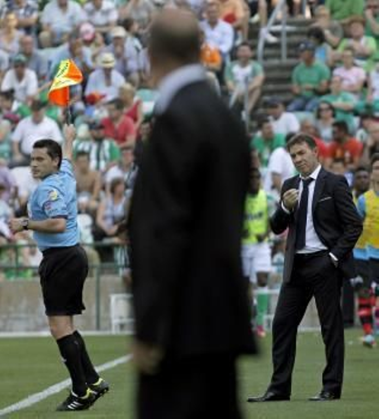 Al fondo el técnico del Celta de Vigo, Abel Resino (Foto: EFE)