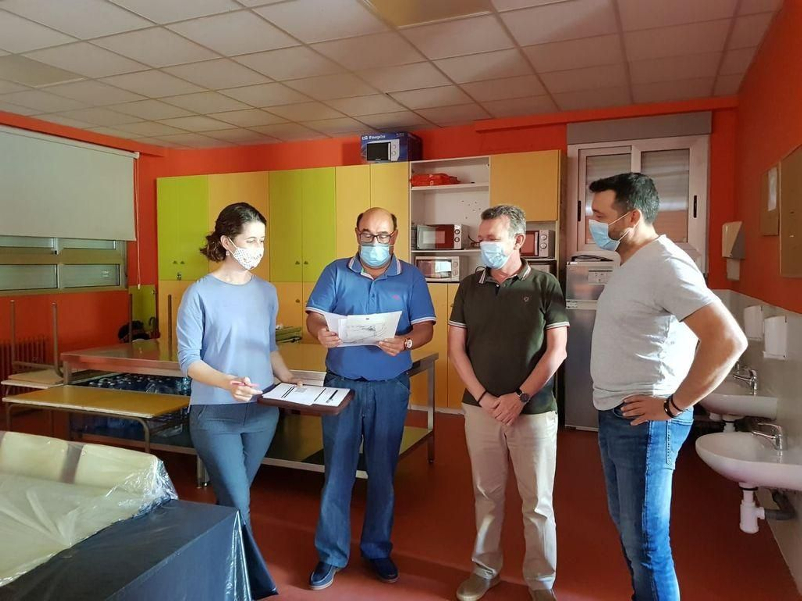 El jefe territorial de Educación César Pérez Ares, segundo por la izquierda, con Foanpas.