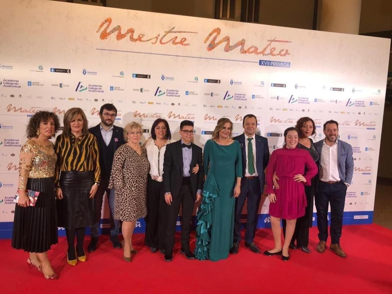 Carmela Silva, de verde, e Isaura Abelairas, con estampado de leopardo, con el equipo de “Sorriso Transformador”.