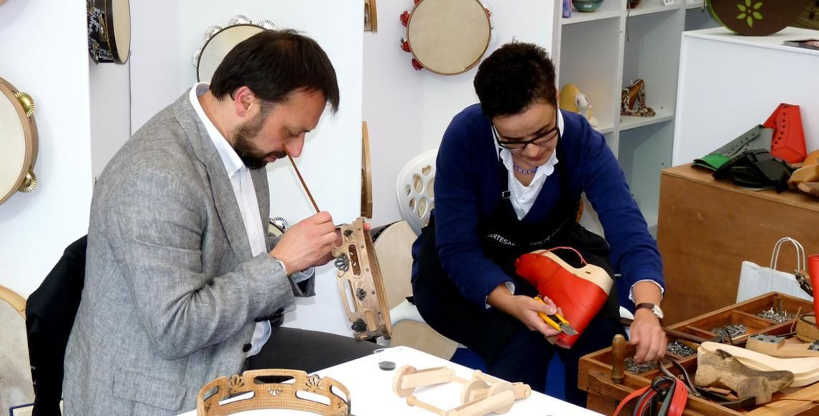 Talleres de calzado tradicional gallego, con motivo de la presencia de "Galicia, Pórtico Universal", en Hamburgo.