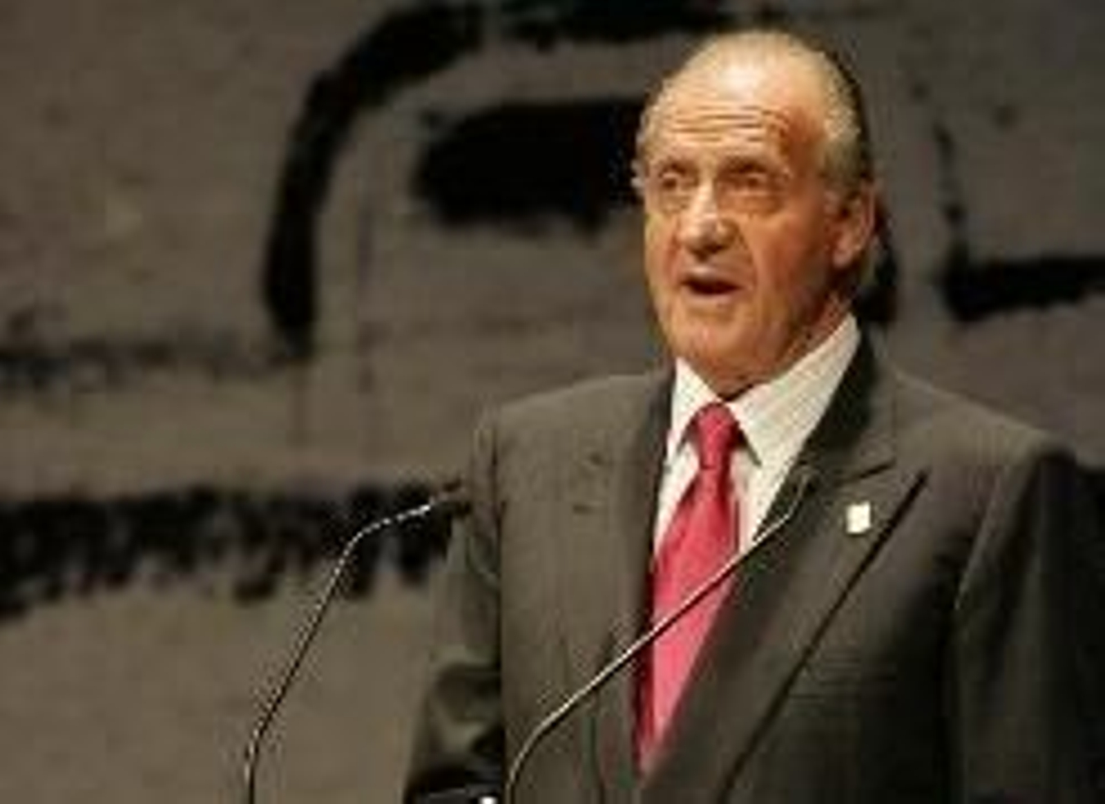 El Rey durante su intervención en Oviedo.