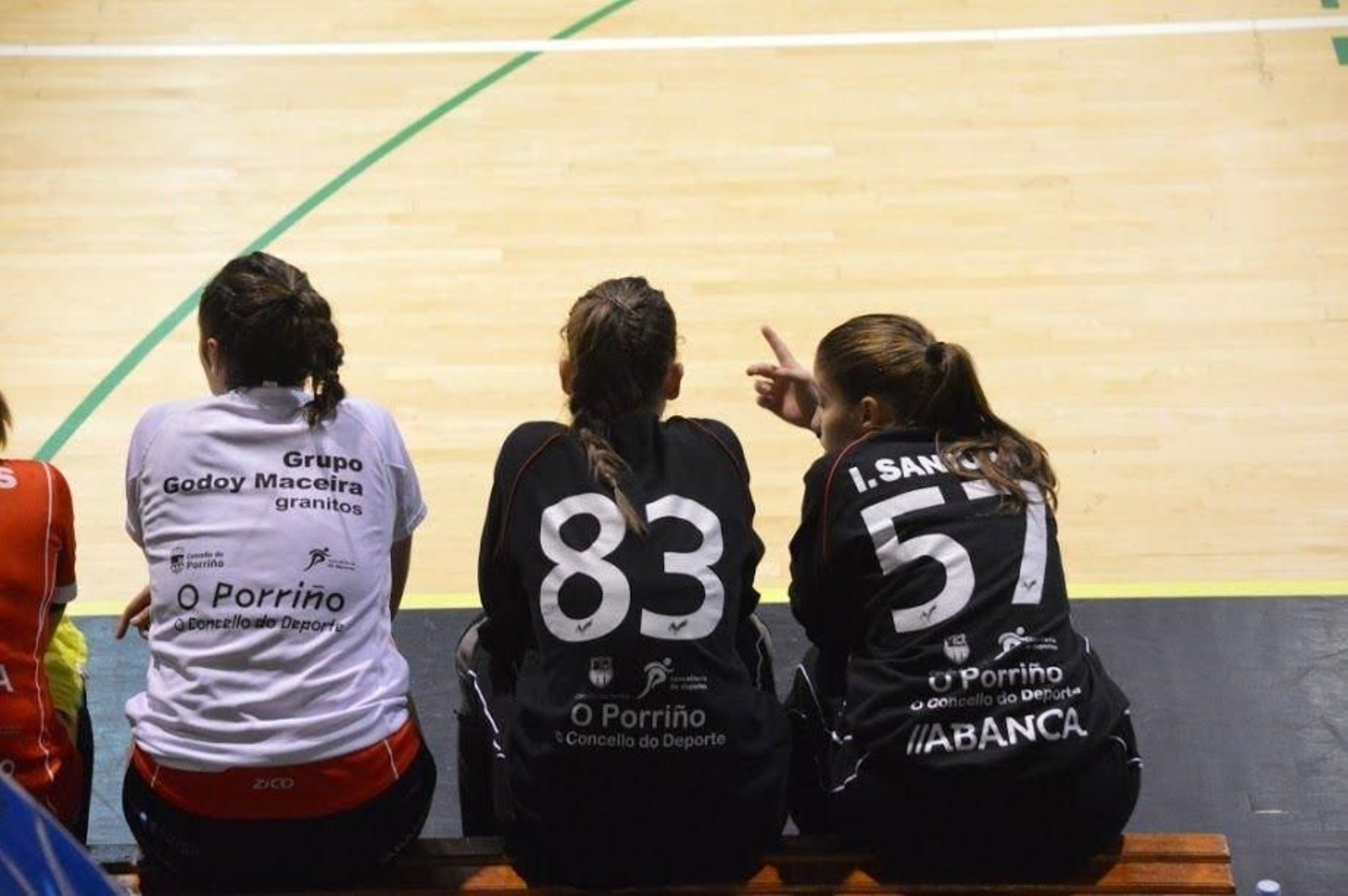 Iris Sanjuan habla con Irene Sánchez en el banquillo.