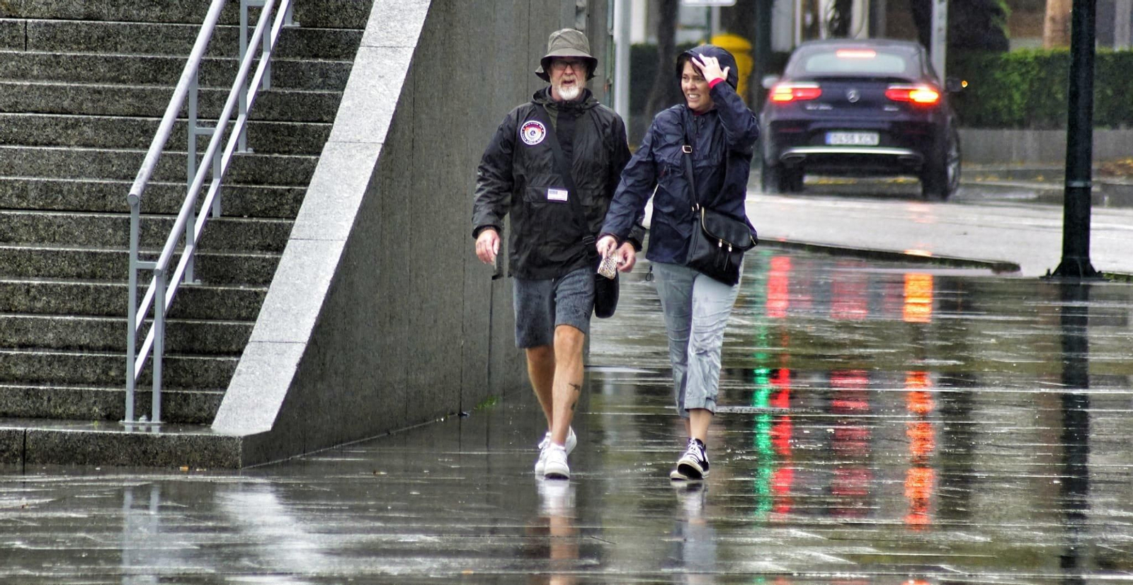 Turistas bajo la lluvia en Vigo