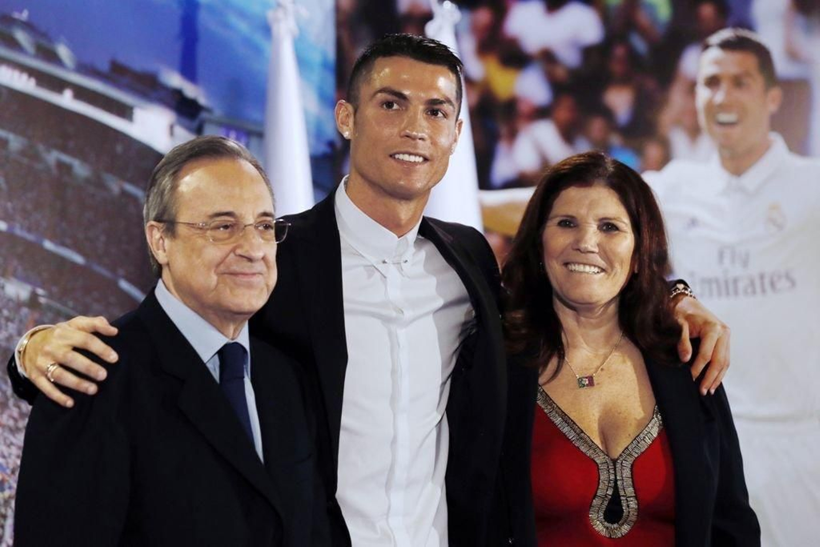 Cristiano Ronaldo, junto a su madre y Florentino Pérez, tras firmar su renovación con el Real Madrid.