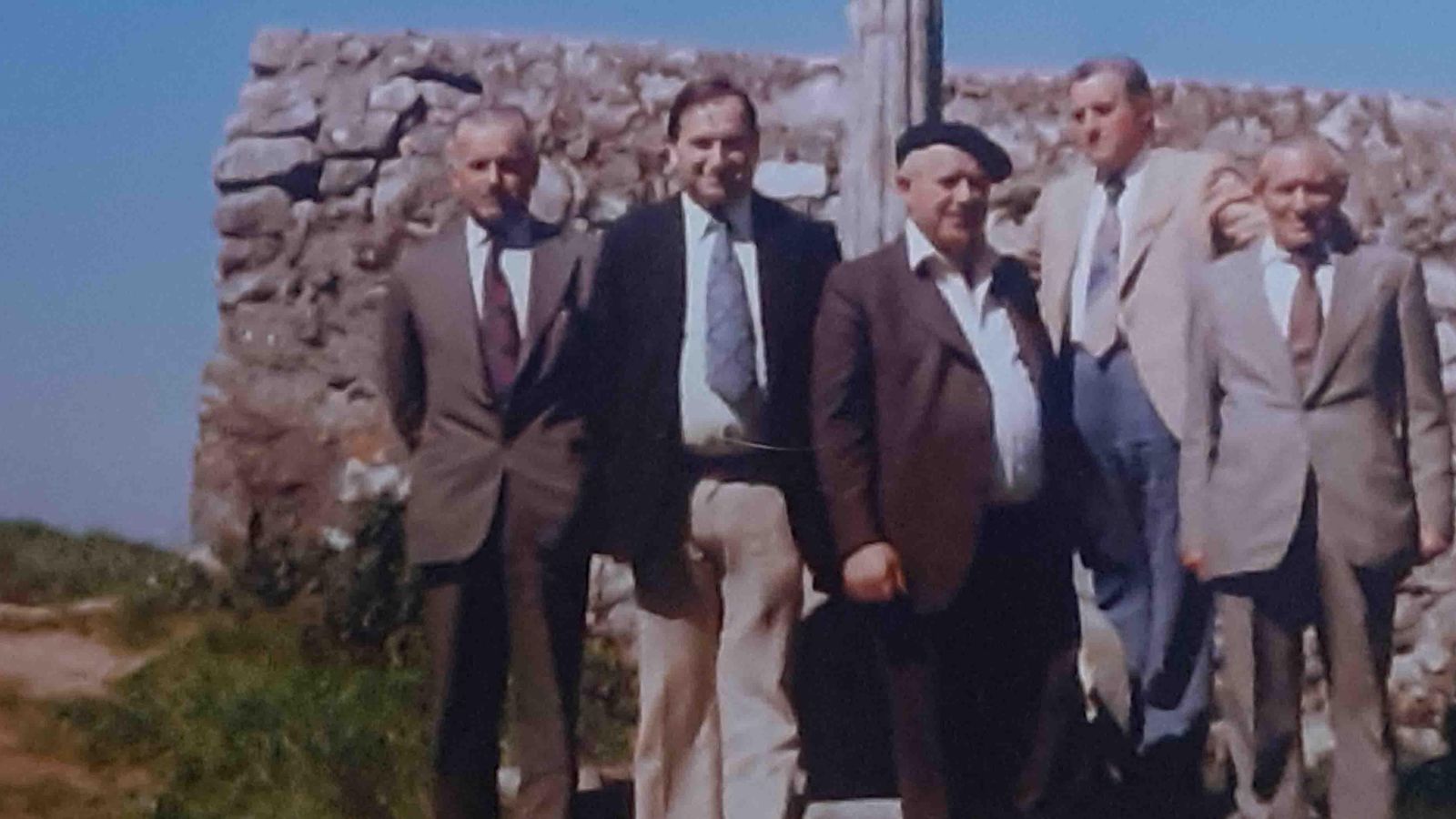 Argentina - Sanchez G. Con vecinos y familia en su primer viaje a Galicia después de la migracion web