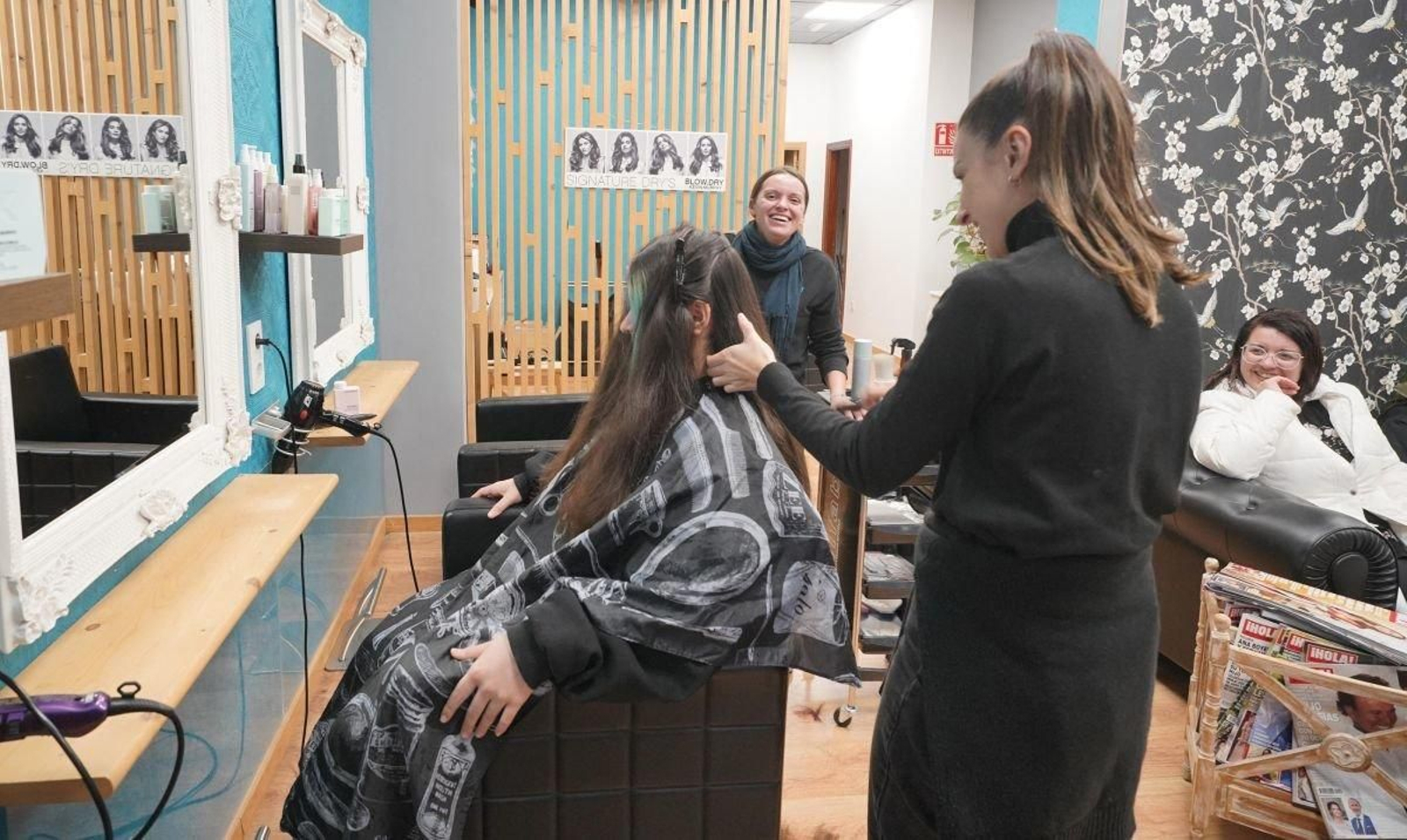 Una peluquería viguesa trabajando ayer a pleno rendimiento; hoy muchas tienen sus agendas llenas pero menos que otros años.