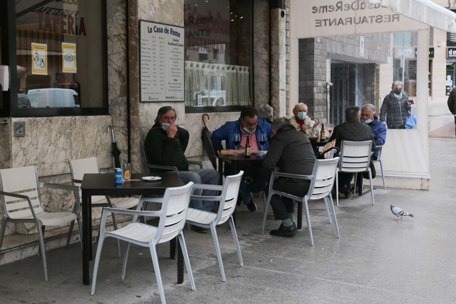 Los clientes no dudaron en apoyar a los hosteleros en su último día de actividad antes del mes de cierre fijado para el sector.