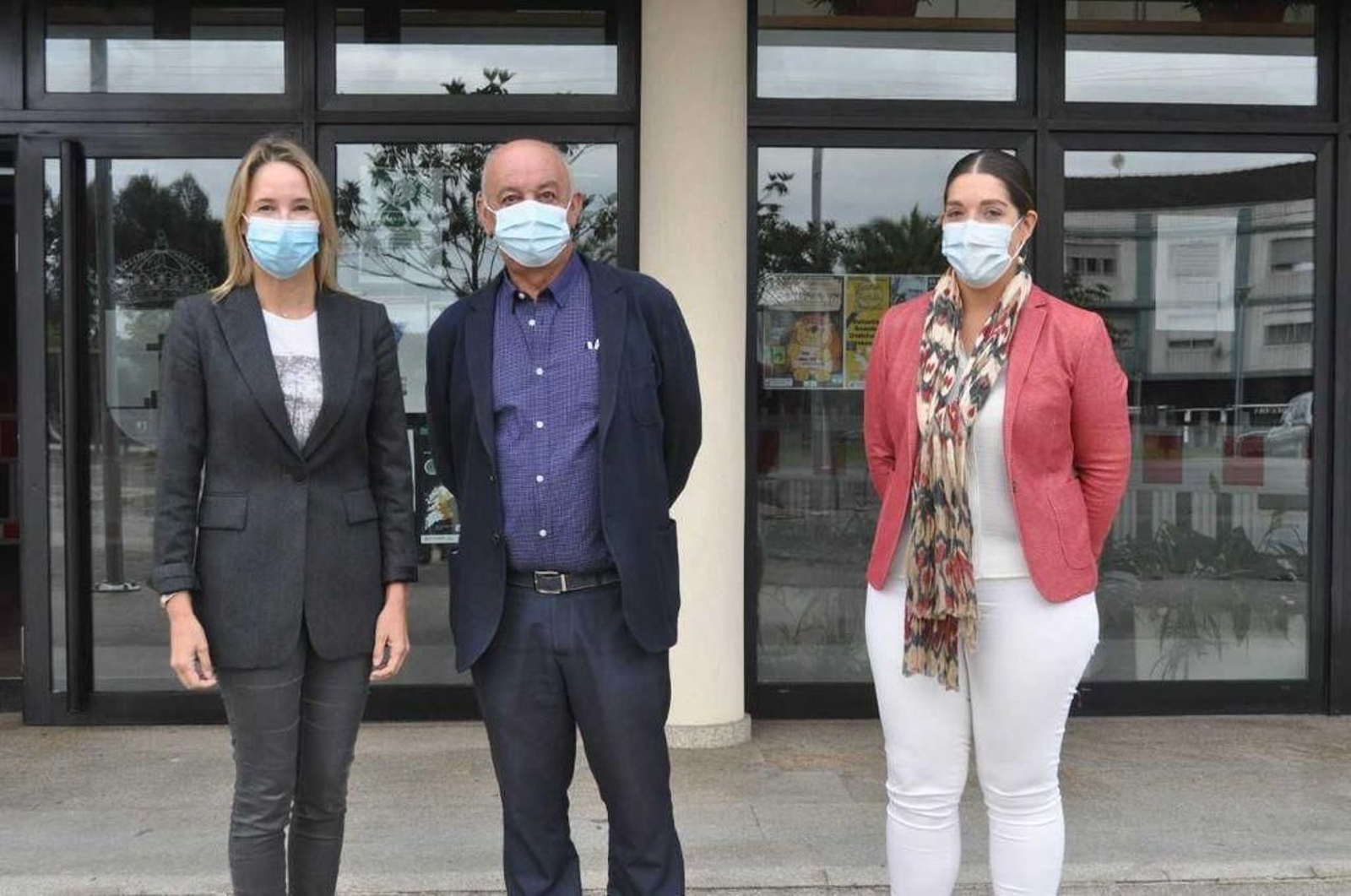 Fernández-Tapias, xunto co alcalde e a teniente de alcalde.