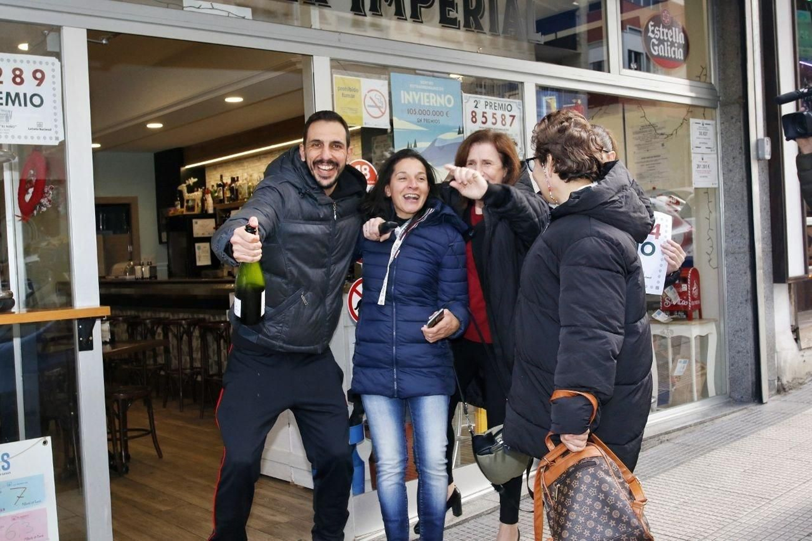 Celebración en el Bar Imperial.