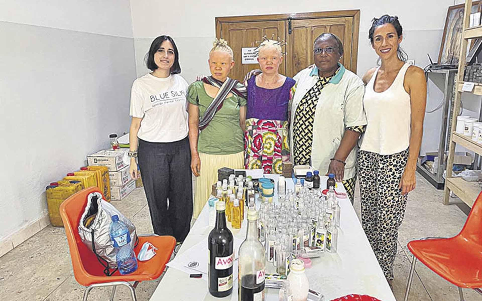 Mafalda Soto y Natalia Silva con tres mujeres congoleñas