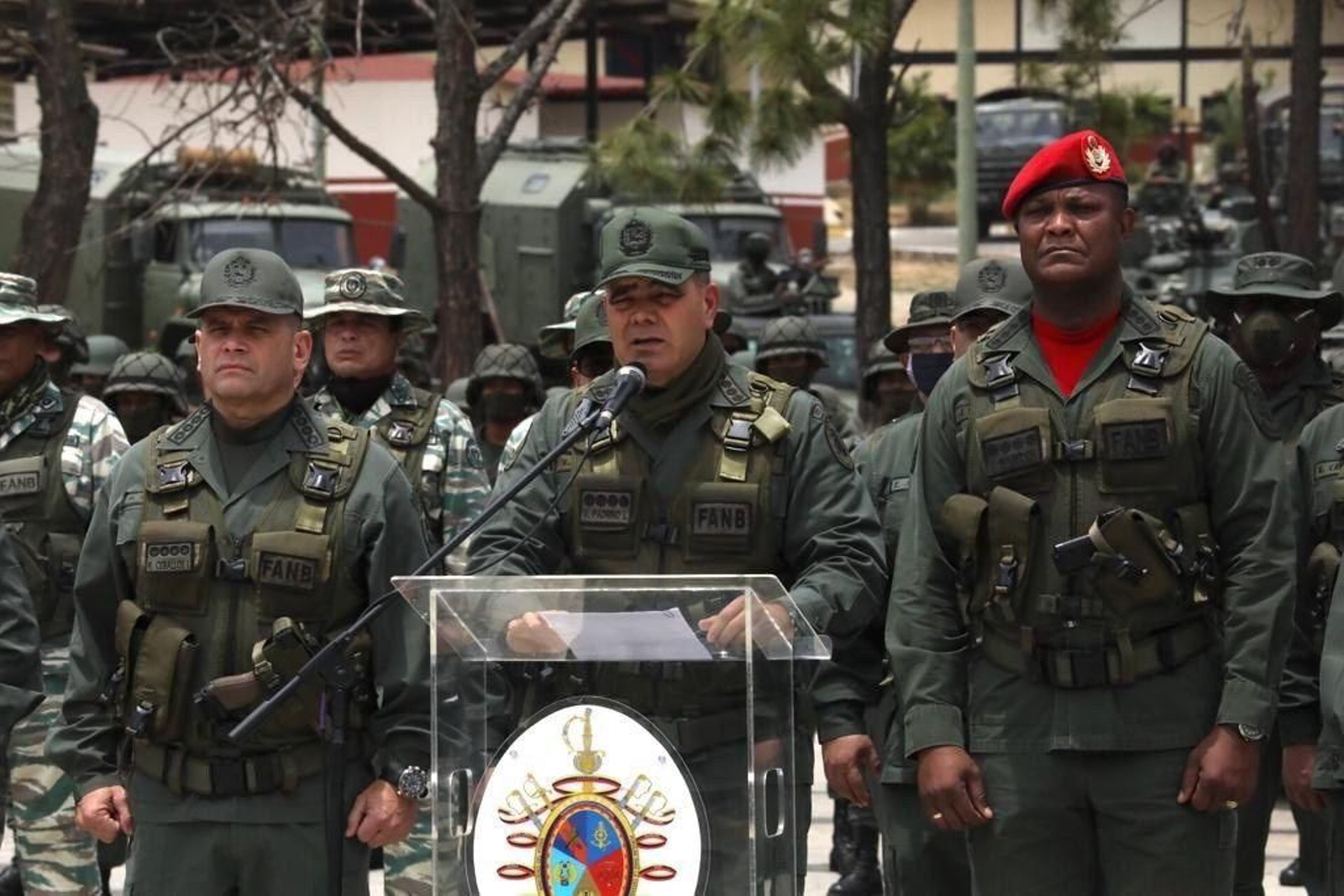 El ministro venezolano de defensa Vladimir Padrino, rodeado de miembros de la cúpula militar.