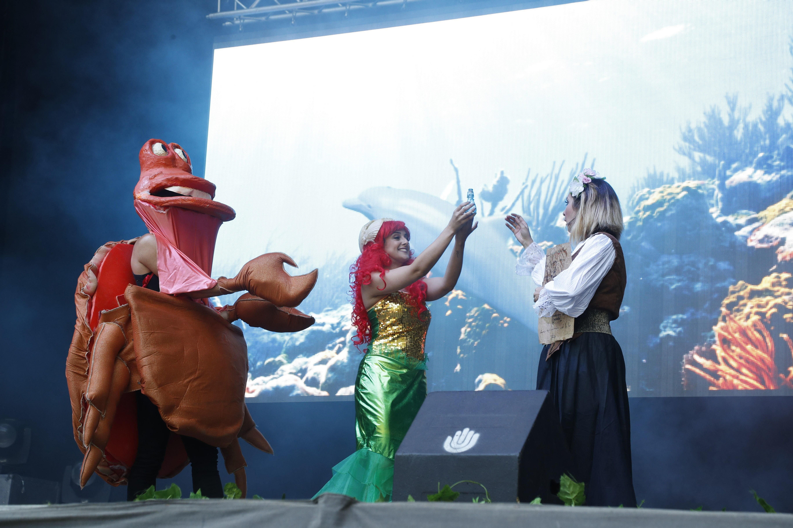 El público infantil disfrutó con el musical. En imagen, el hada Gisel junto con la sirenita y su eterno amigo el cangrejo Sebastián.