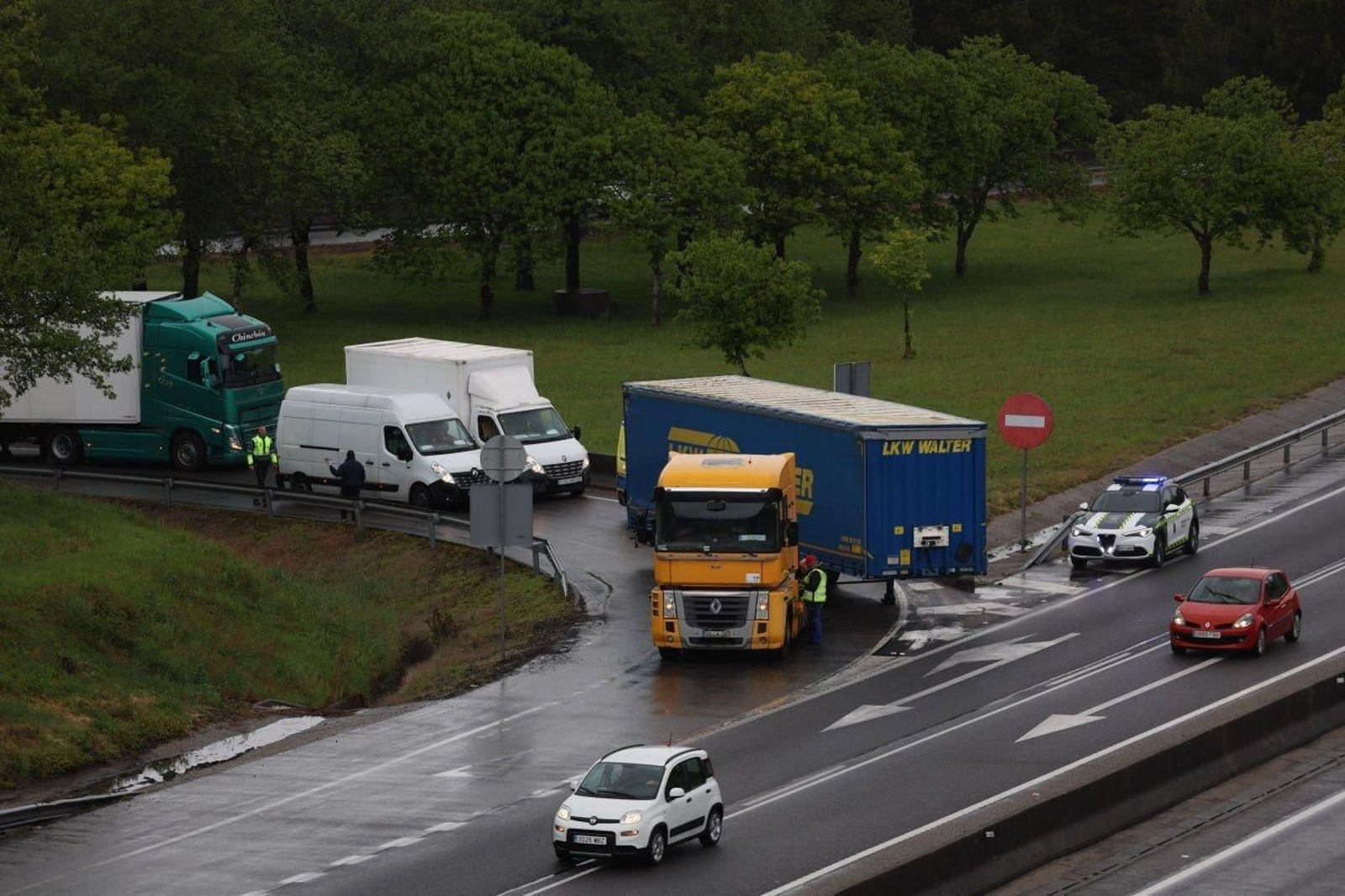 Salida a la AP-9 bloqueada por el tráiler. // Alberte