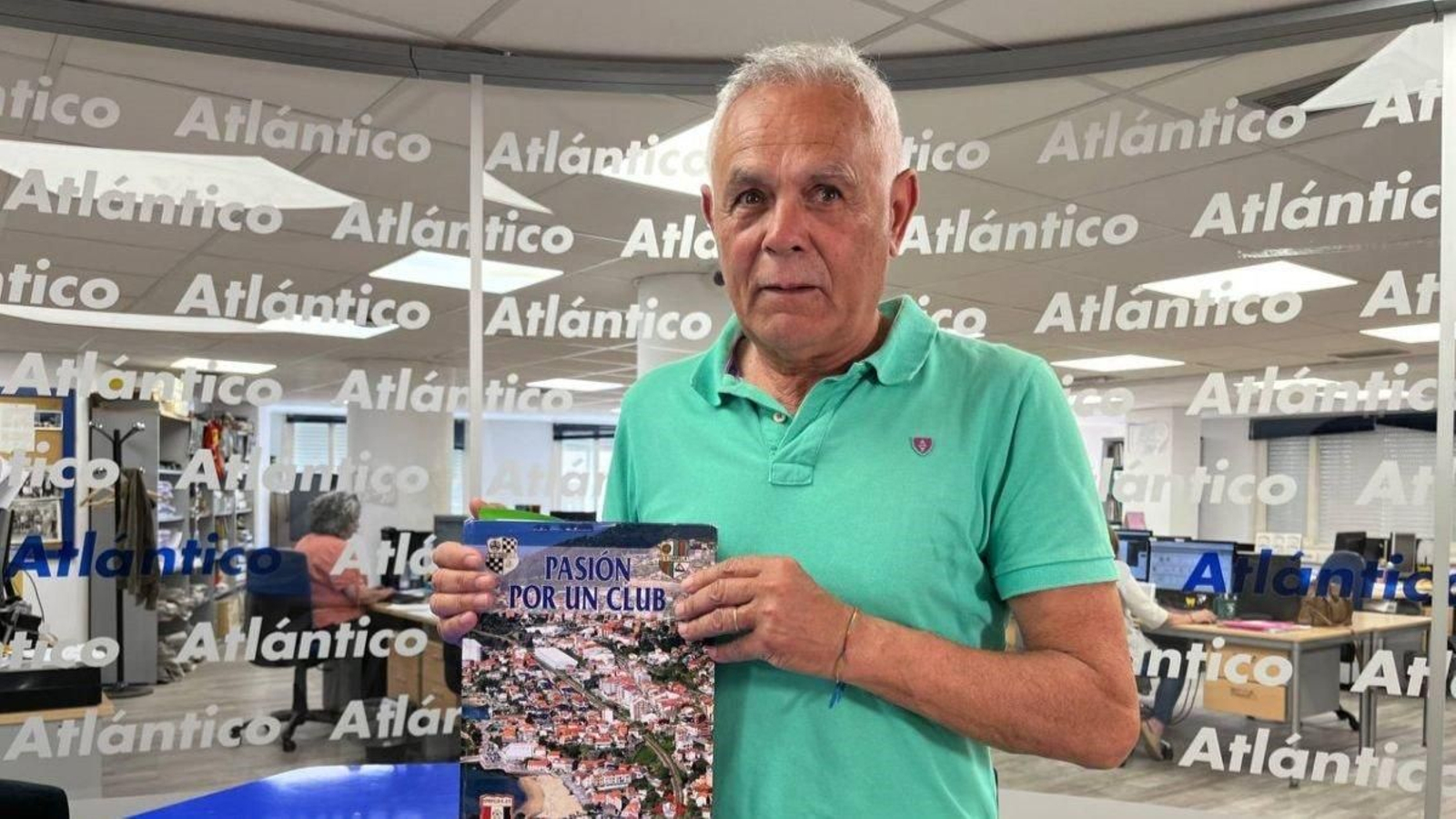 Juan Tizón pasó por Atlántico con un ejemplar de su insigne libro.