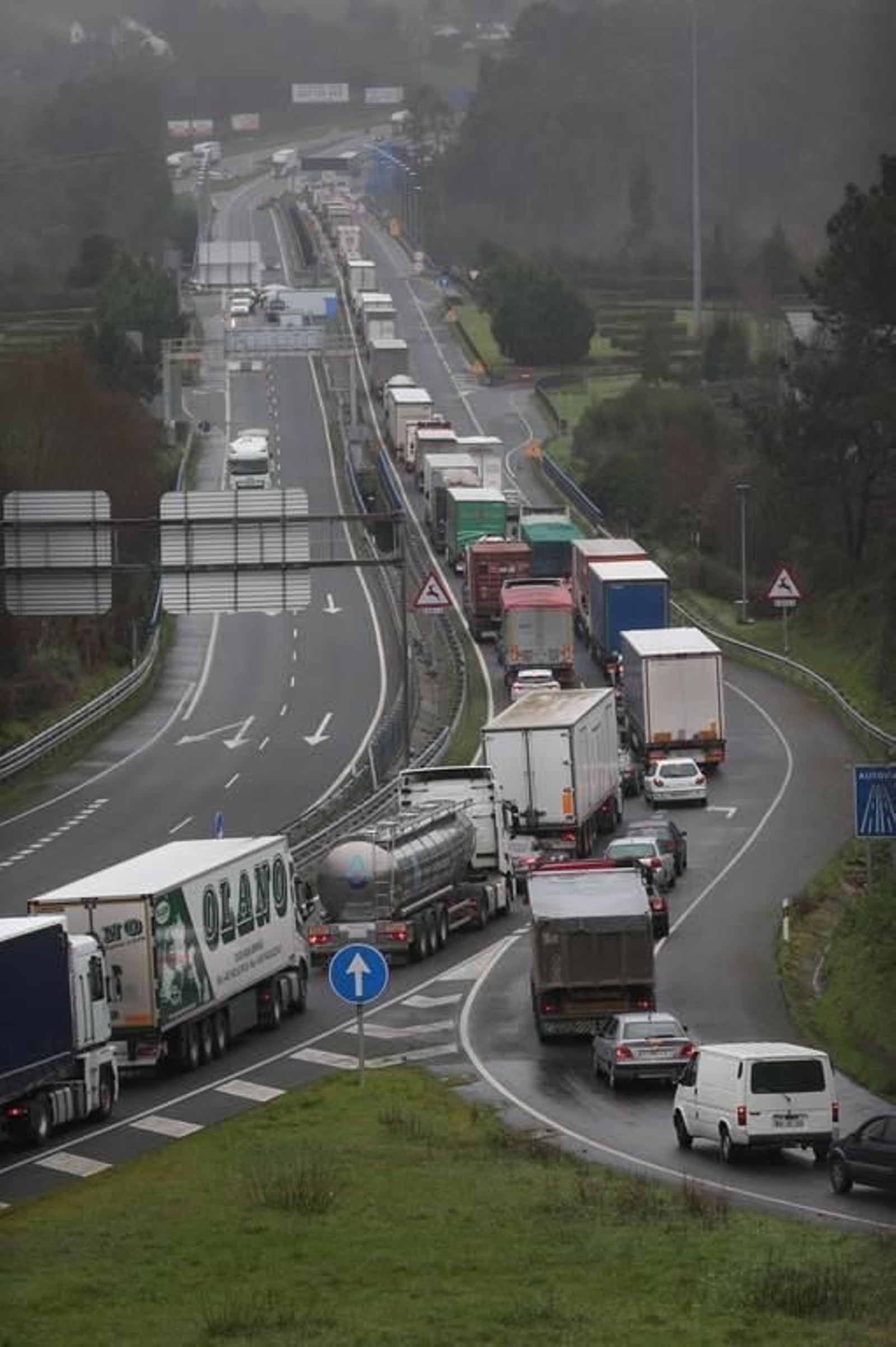 Colas kilométricas en la frontera de Tui para entrar en Portugal 3