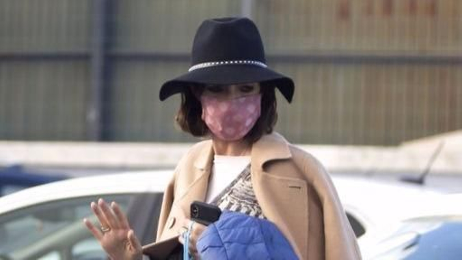 Sara Carbonero acude a buscar a sus hijos al colegio.