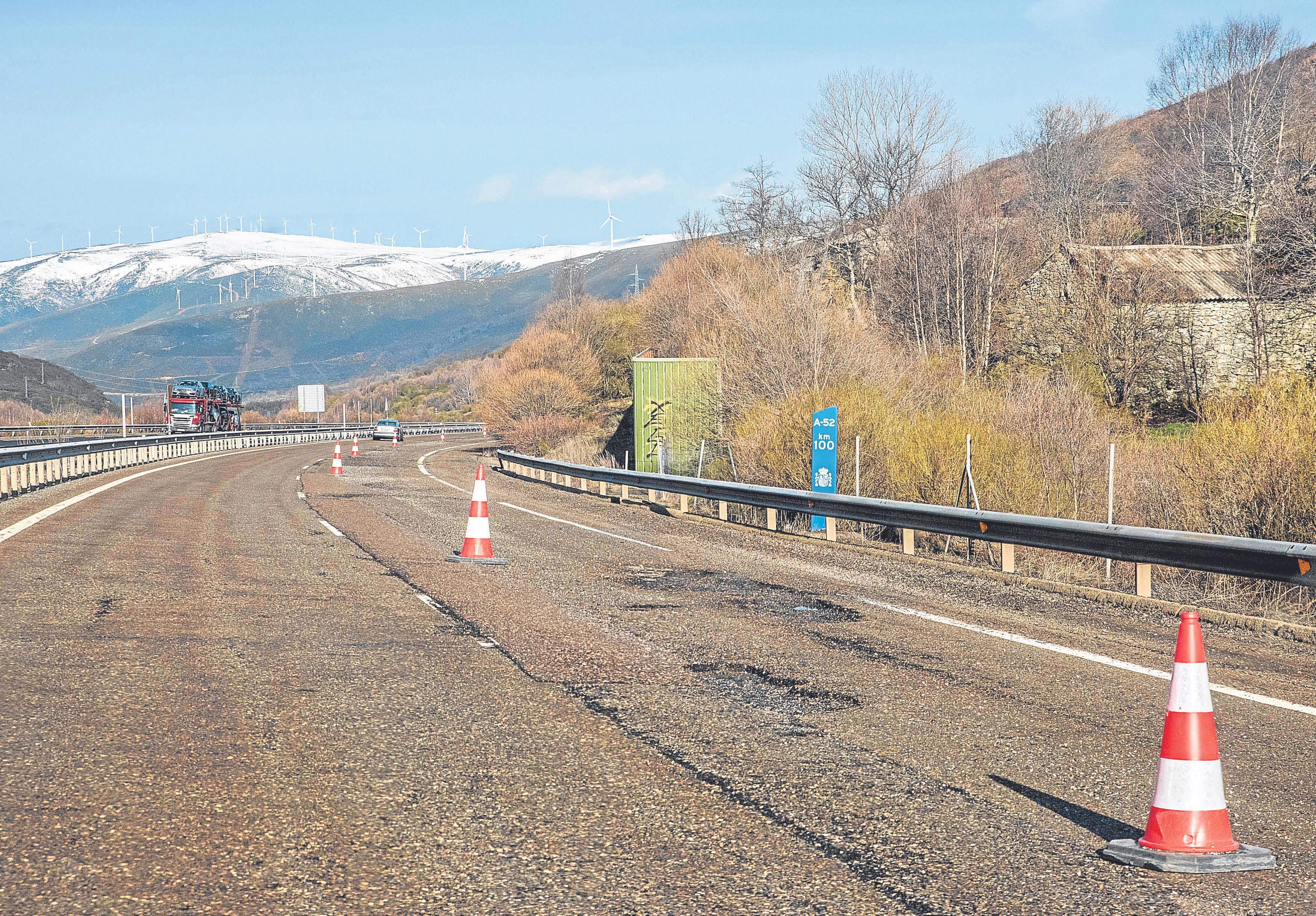 Baches en la subida de A Canda, y el carril cortado entre Padornelo y A Canda.
