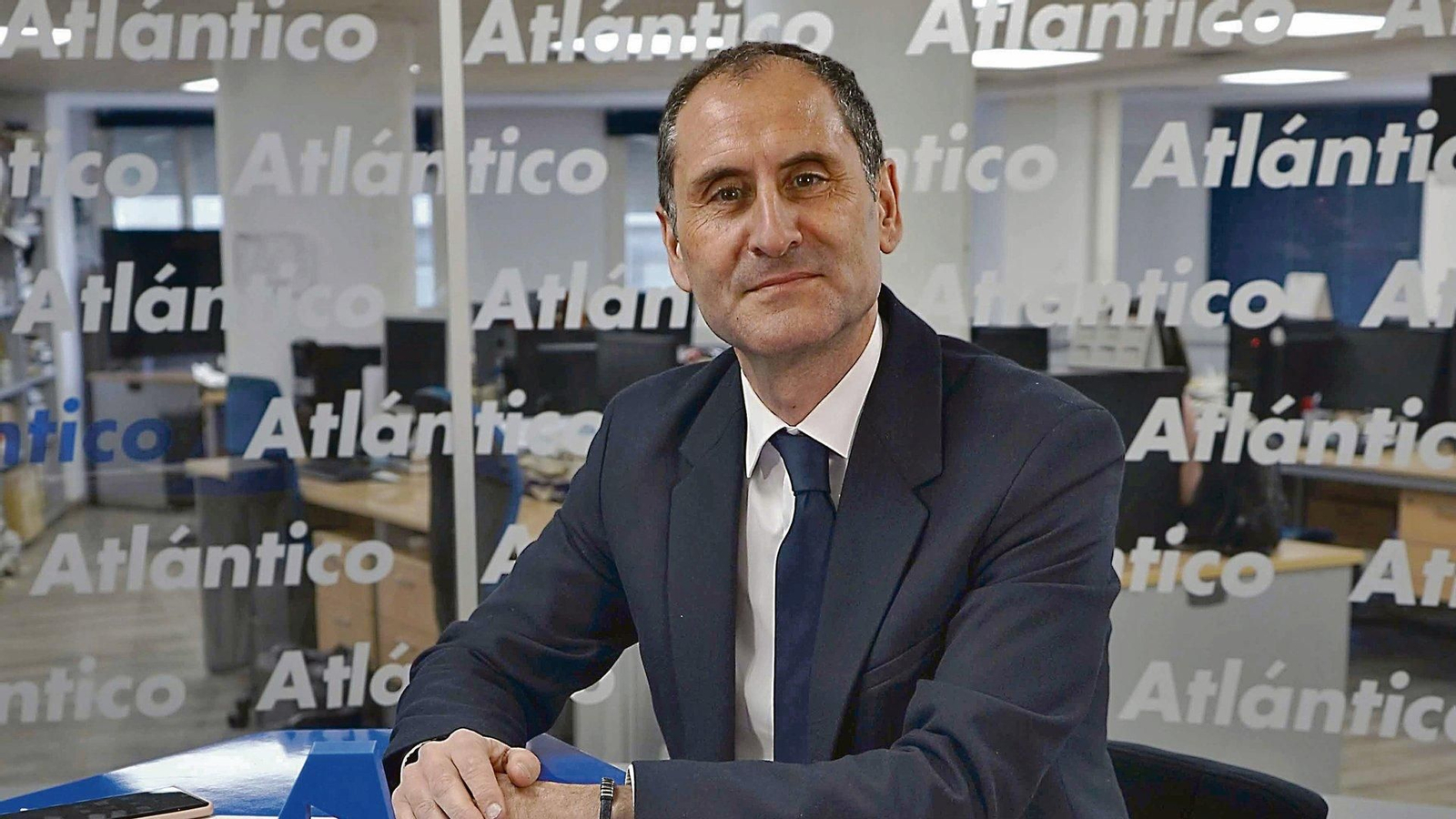Javier Arnau, en el set de Atlántico TV.