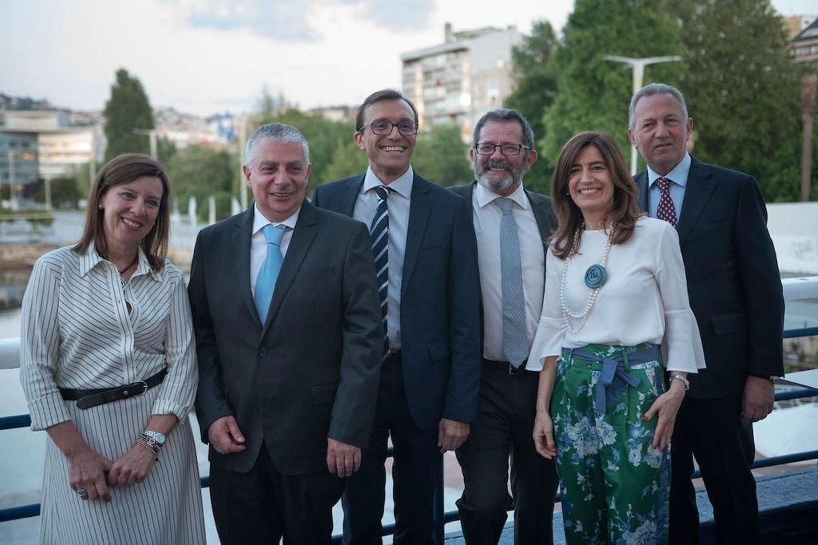 Cuatro de los procuradores homenajeados en la cena anual, con el decano y la vicedecana.