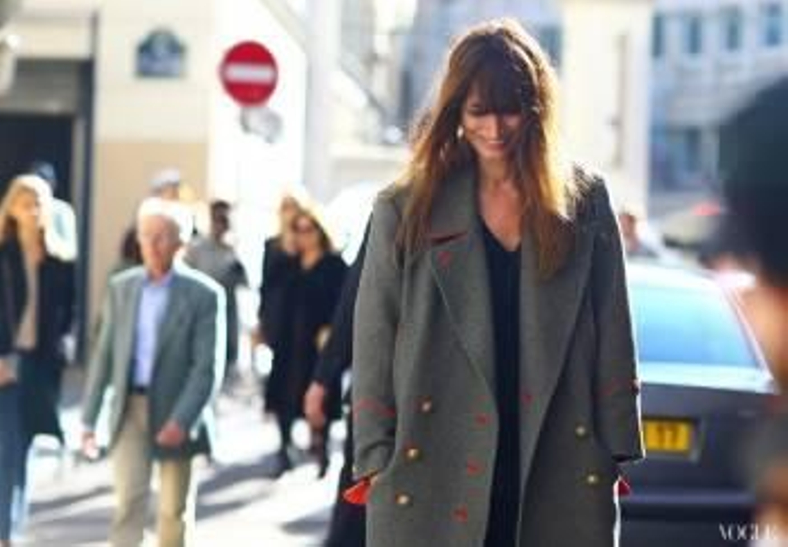 La modelo francesa Caroline de Maigret luce un abrigo de inspiración militar de Isabel Marant. (Foto: ARCHIVO)