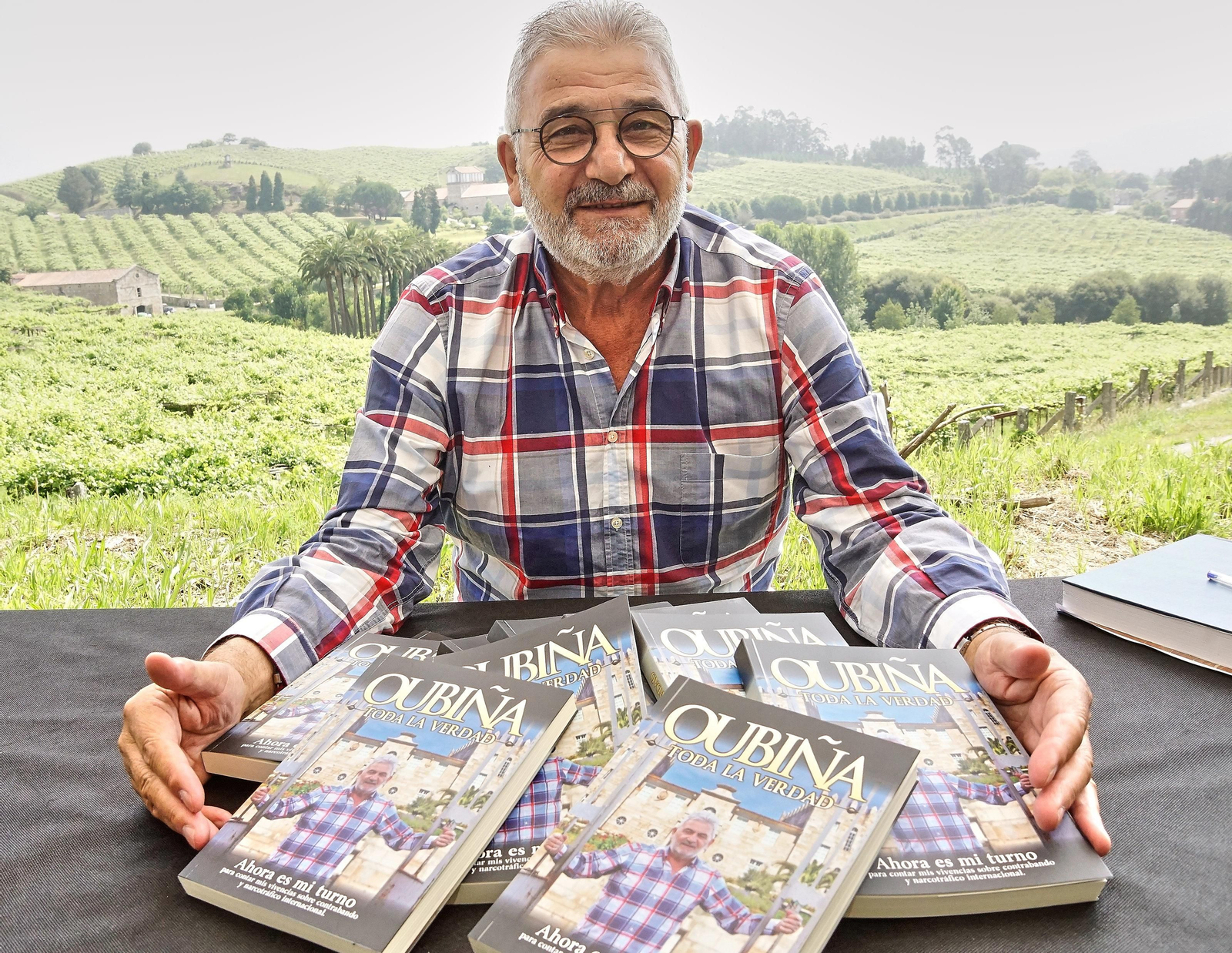 Laureano Oubiña, durante la presentación de su libro ante el Pazo Baión.