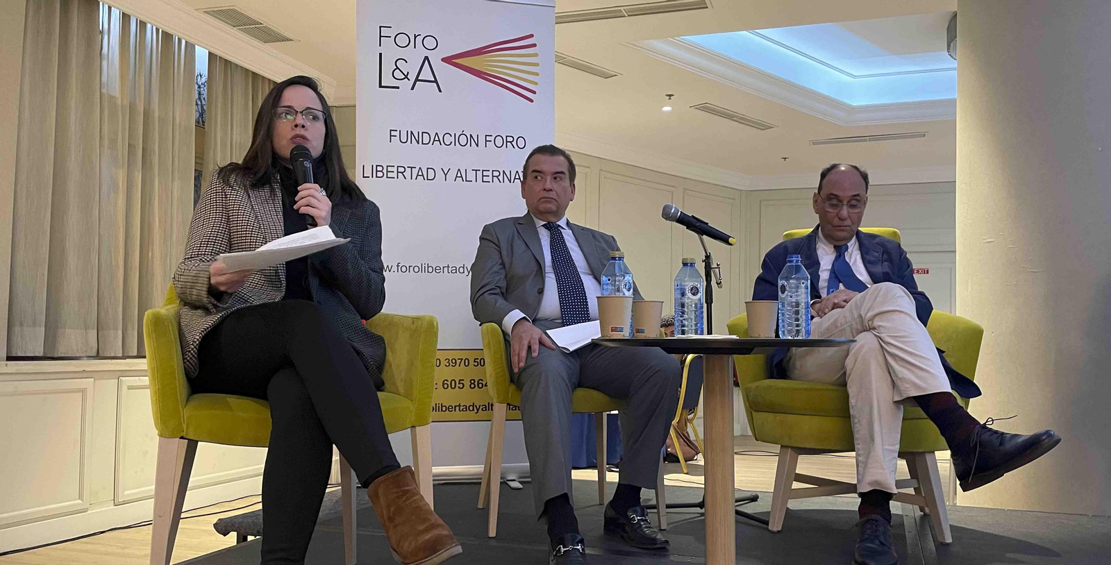 La periodista venezolana Lorena Arraiz y el político Alejo Vidal-Quadras (d), durante el evento sobre presos políticos venezolanos que se celebró en Madrid, organizado por ONG Foro Penal y el Foro Libertad y Alternativa. EFE/Macarena Soto.