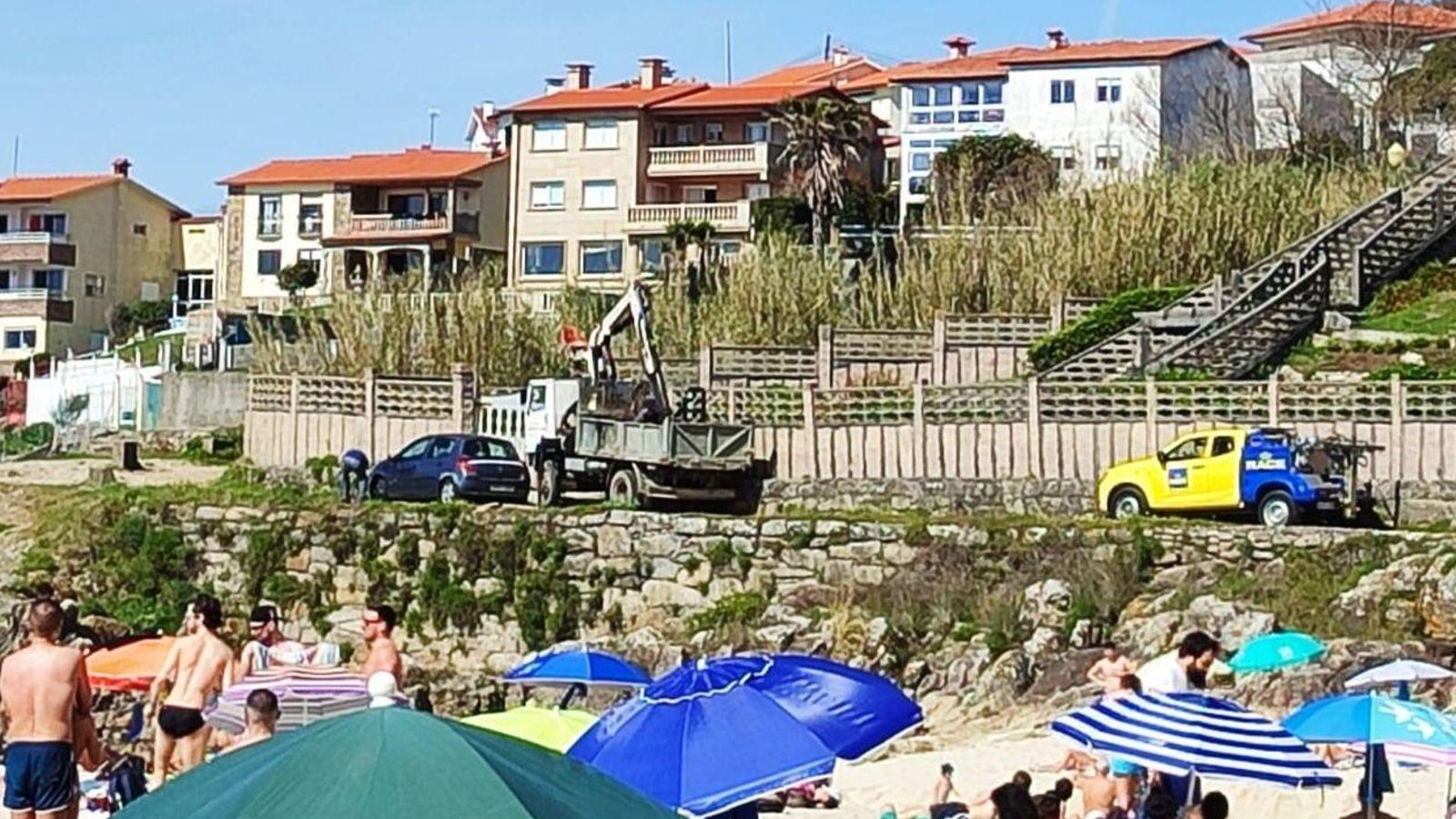 Una grúa retira el coche de Saiáns. // J.S.