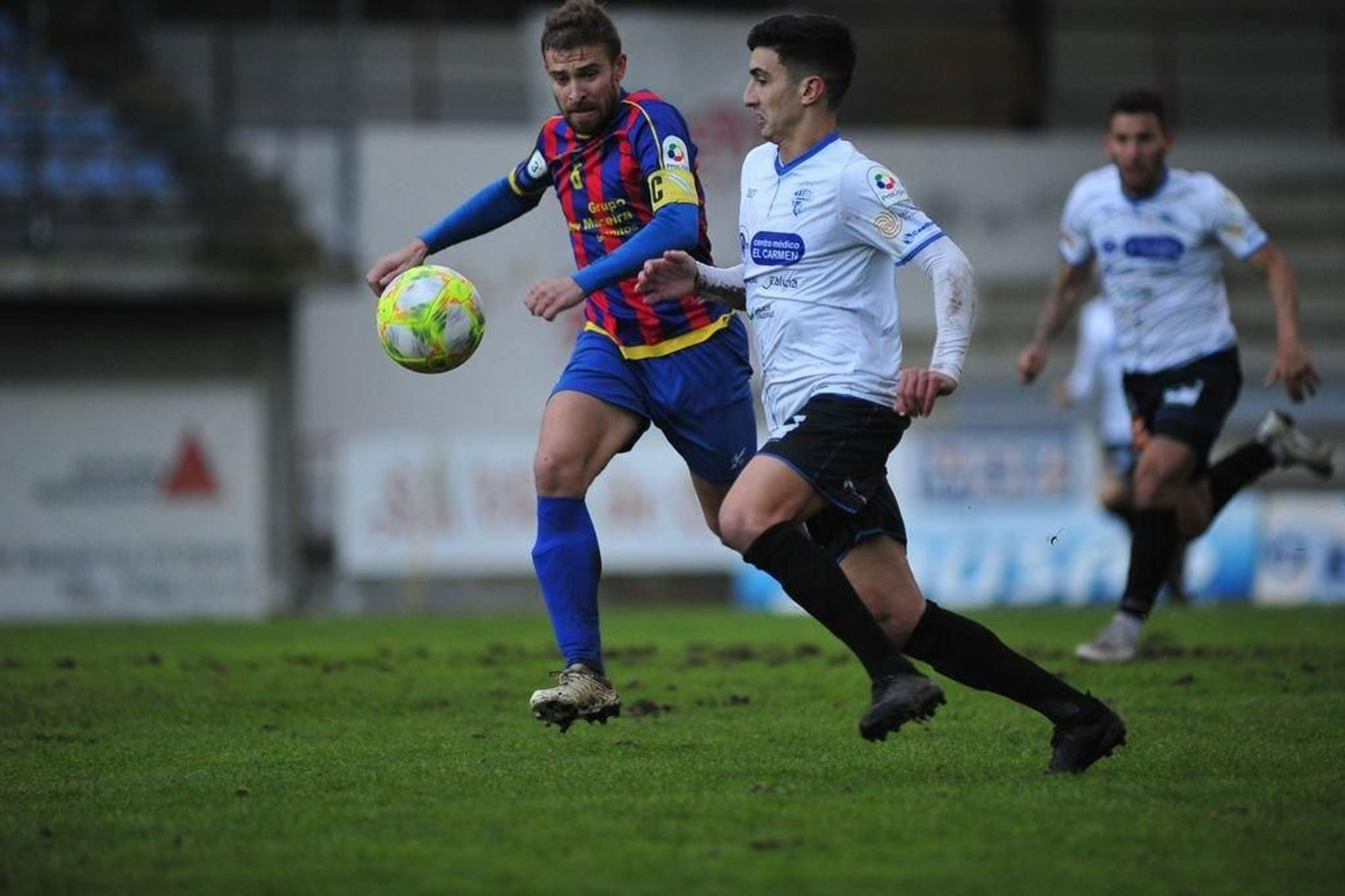 El capitán del Pontellas Diego Blanco acecha al ex del Coruxo Pibe.