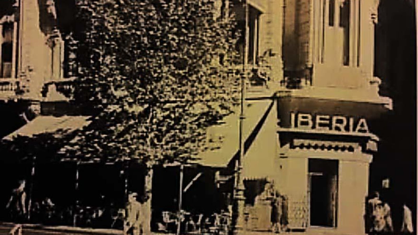 Frente del Café Iberia. en1946. AGN.
