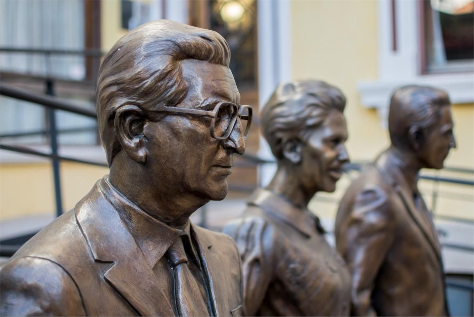 Escultura en recuerdo a los emigrantes que partieron instalada en la entrada del Museo de la Emigración Leonesa.