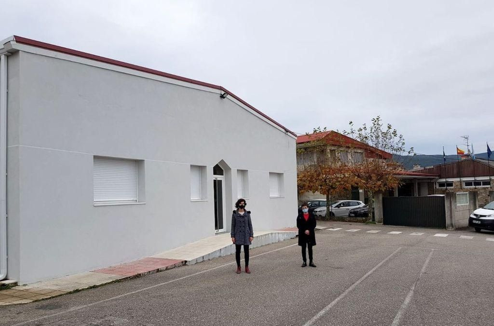 La concejala Sara Vicente y la alcaldesa, Ánxela Fernández, ante el lugar habilitado.