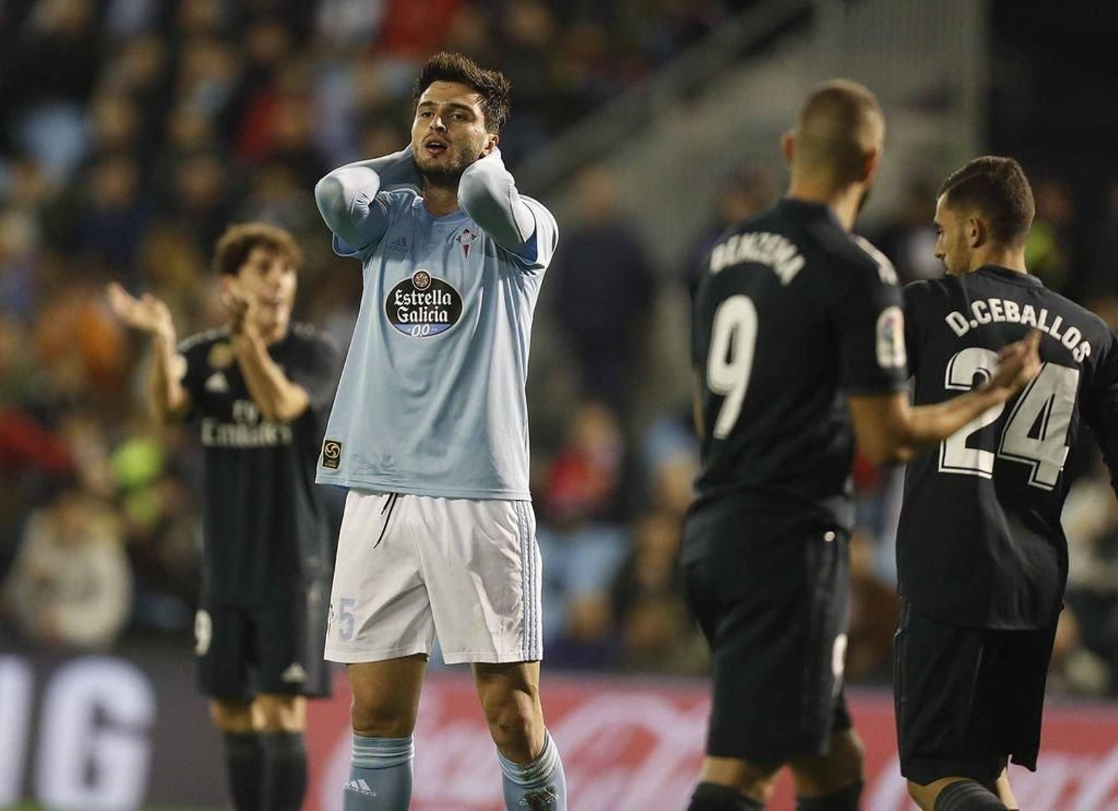 Okay Yokuslu se lamenta en un partido de la pasada temporada.