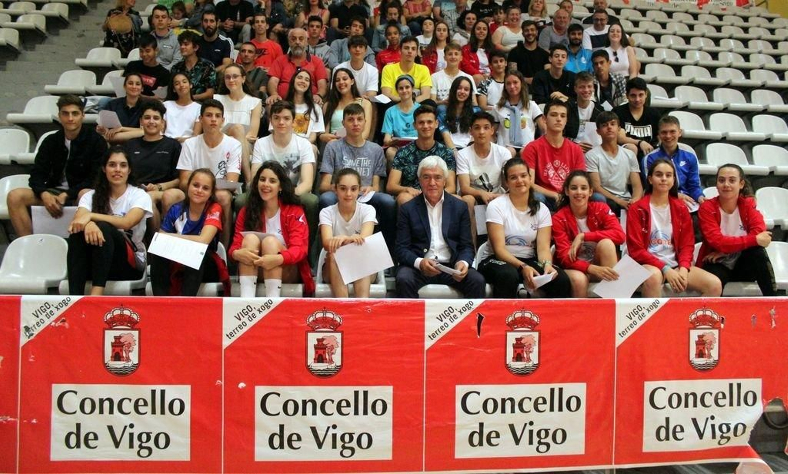 Los deportistas participantes, con el concejal Manel Fernández.