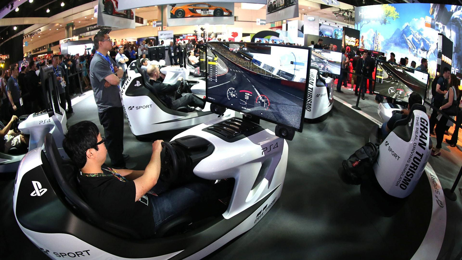 Asistentes a la última edición prueban el "Gran Turismo" de PlayStation.