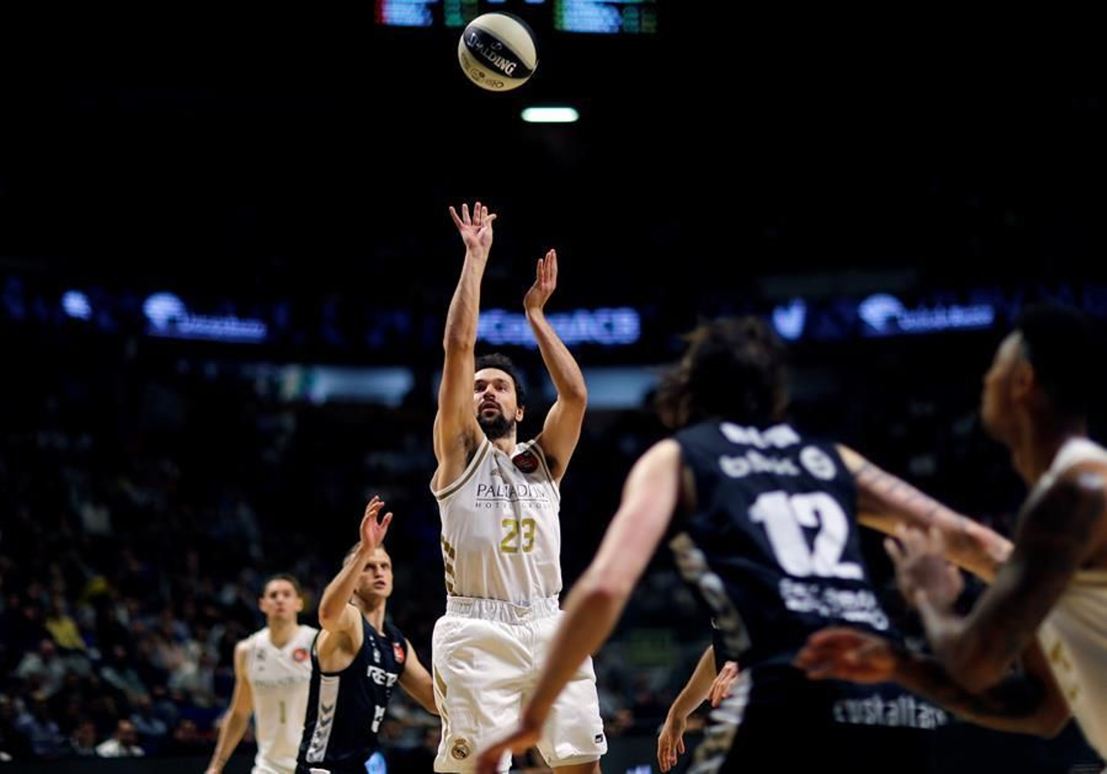 El base del Real Madrid Sergio Llull (c) lanza a canasta durante el partido de cuartos de final de la Copa del Rey de baloncesto que Real Madrid y Bilbao Basket