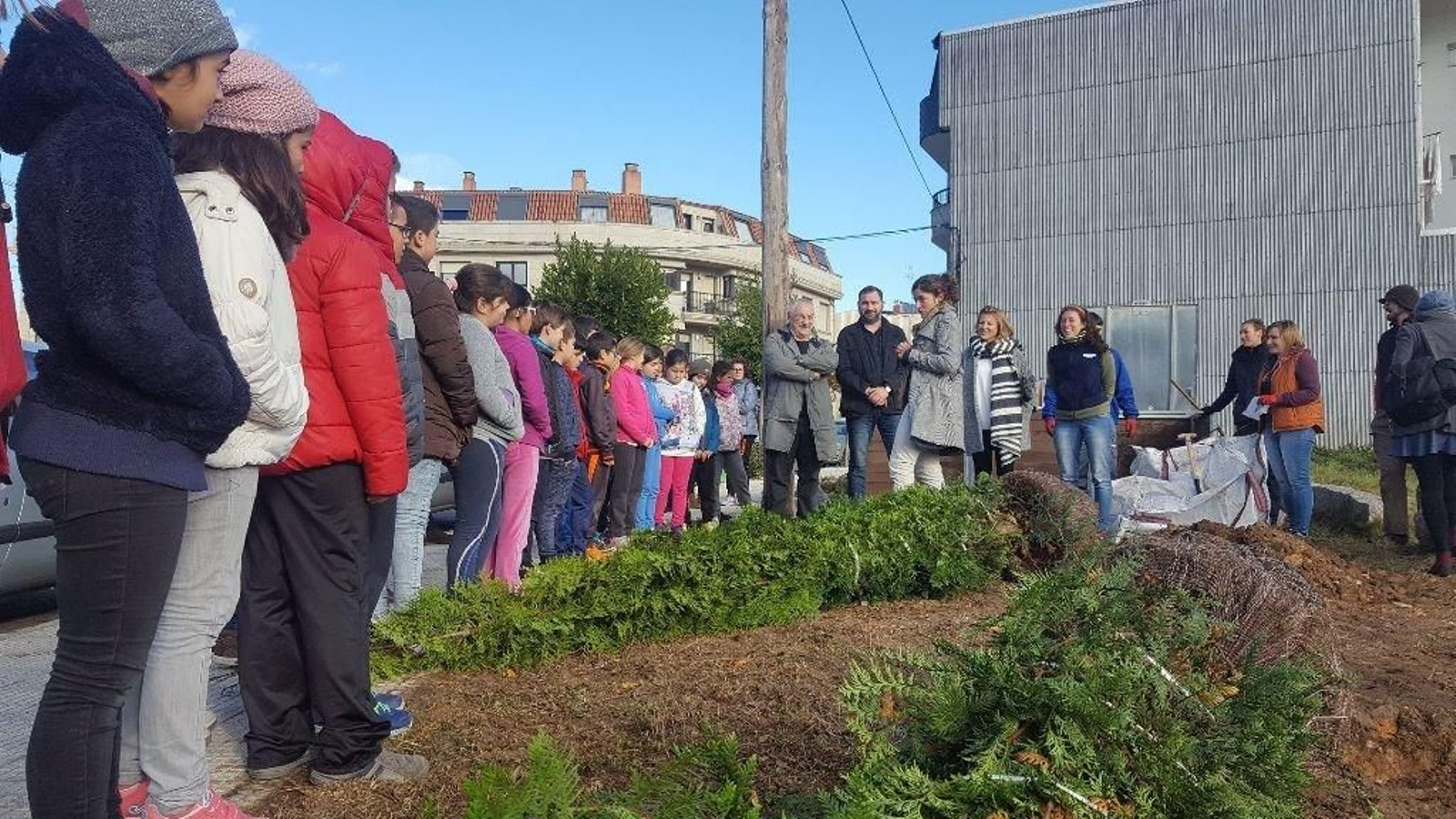Besada y Mosquera con escolares del CEP Raíña Altamira, momentos antes de plantar los dos árboles.