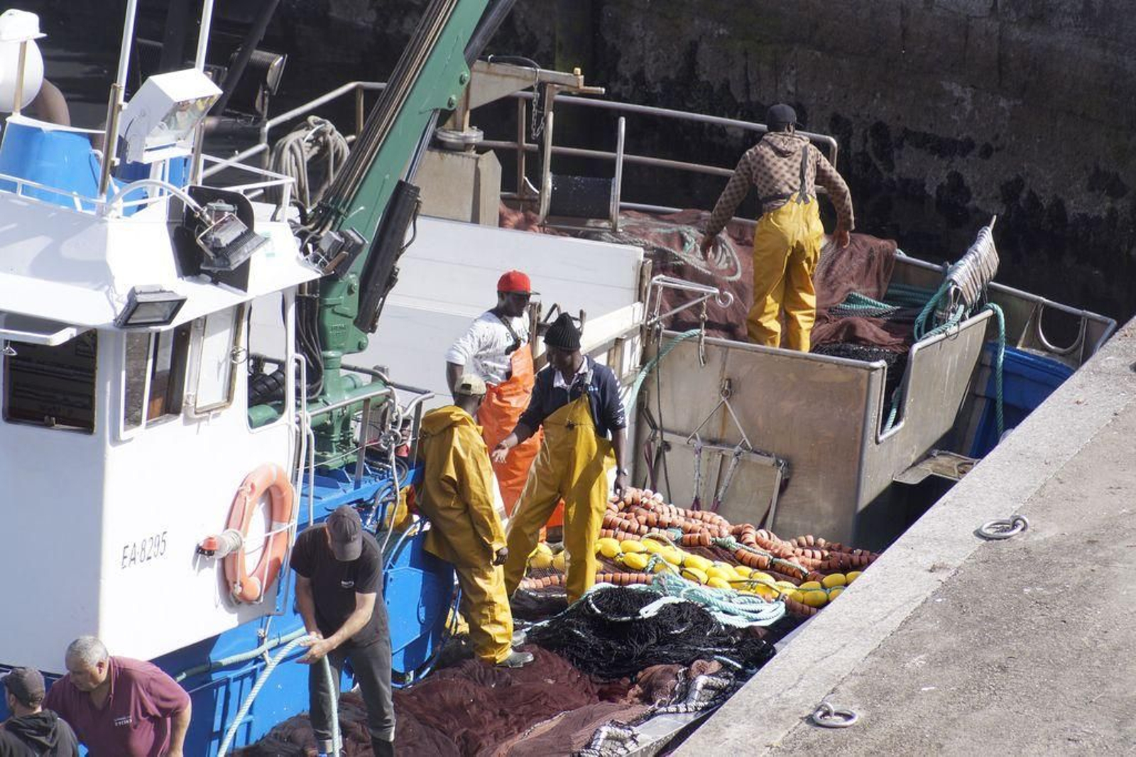 Marineros de uno de los buques de la flota viguesa, a su llegada a puerto.