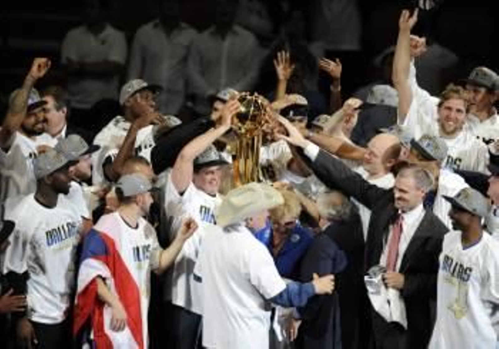 Los jugadores de los Mavericks celebran el título conquistado ante los Heat de Miami.? (Foto: rhona wise)